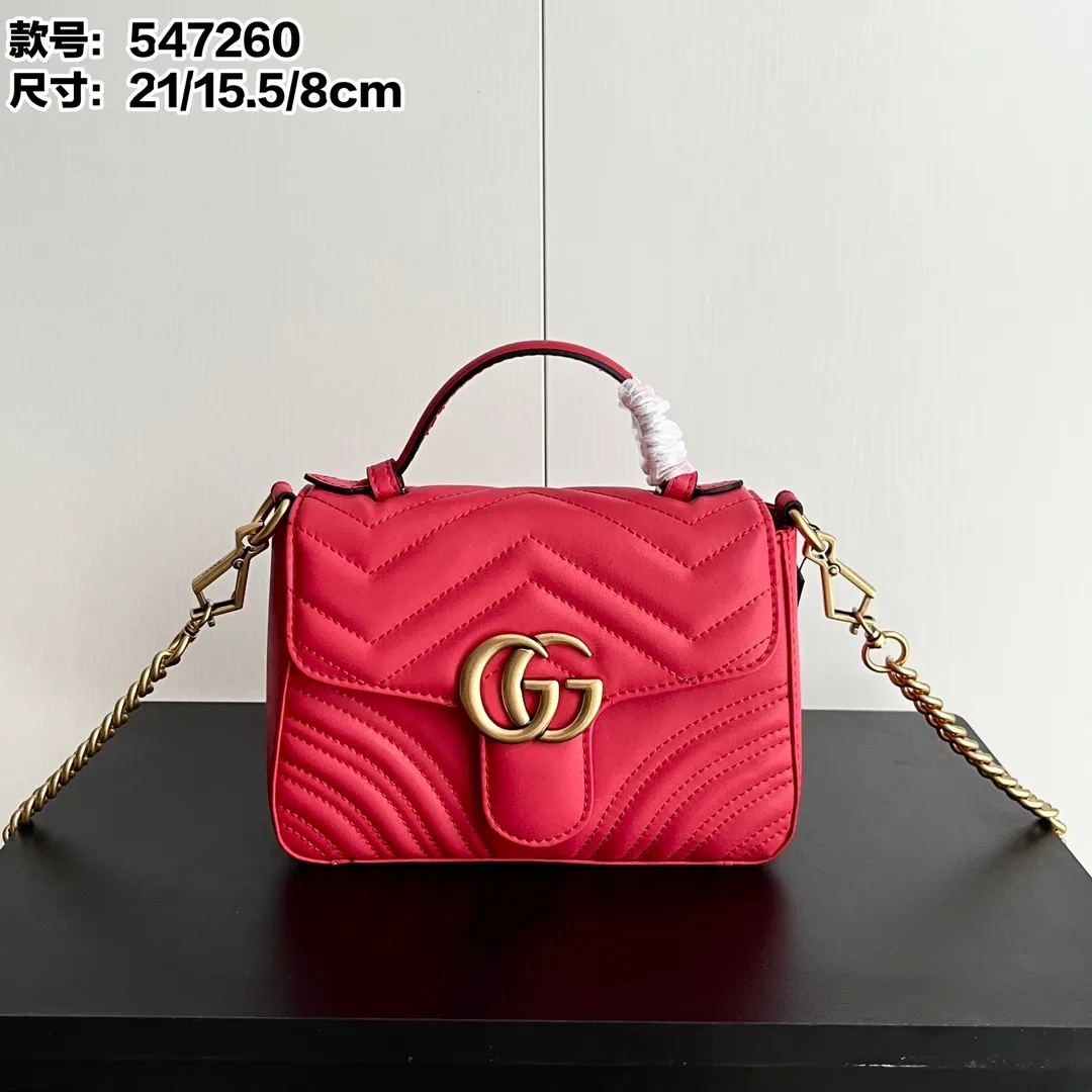 Actual shot #💰340 Style number: 547260 Size: 21*15.5*8cm GG Marmont mini messenger bag is still in the limelight this year. The iconic double G logo carries Gucci’s literary and romantic story. The new mini series is a vivid interpretation of retro and gorgeousness. It is so cute ~ Handheld ✅ One shoulder ✅ Crossbody✅