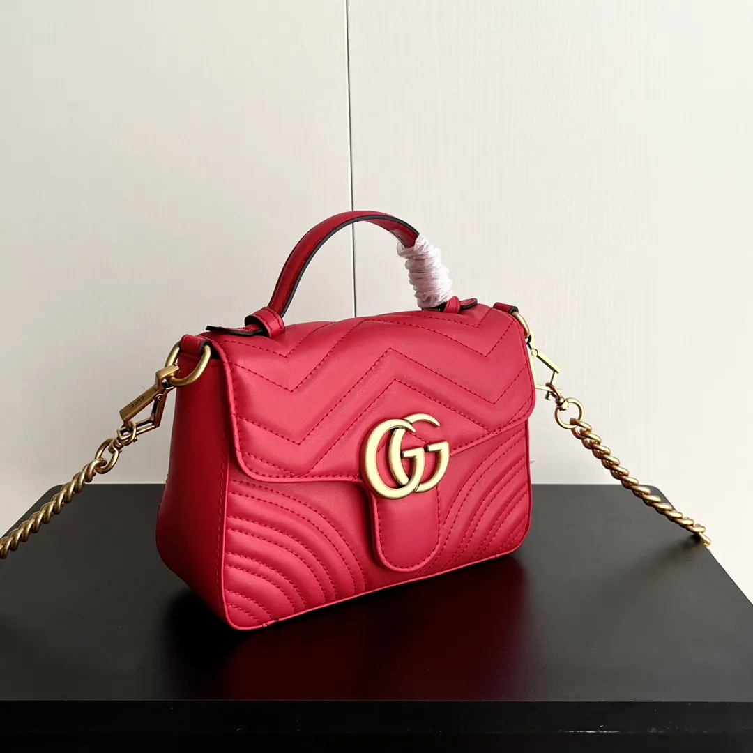 Actual shot #💰340 Style number: 547260 Size: 21*15.5*8cm GG Marmont mini messenger bag is still in the limelight this year. The iconic double G logo carries Gucci’s literary and romantic story. The new mini series is a vivid interpretation of retro and gorgeousness. It is so cute ~ Handheld ✅ One shoulder ✅ Crossbody✅