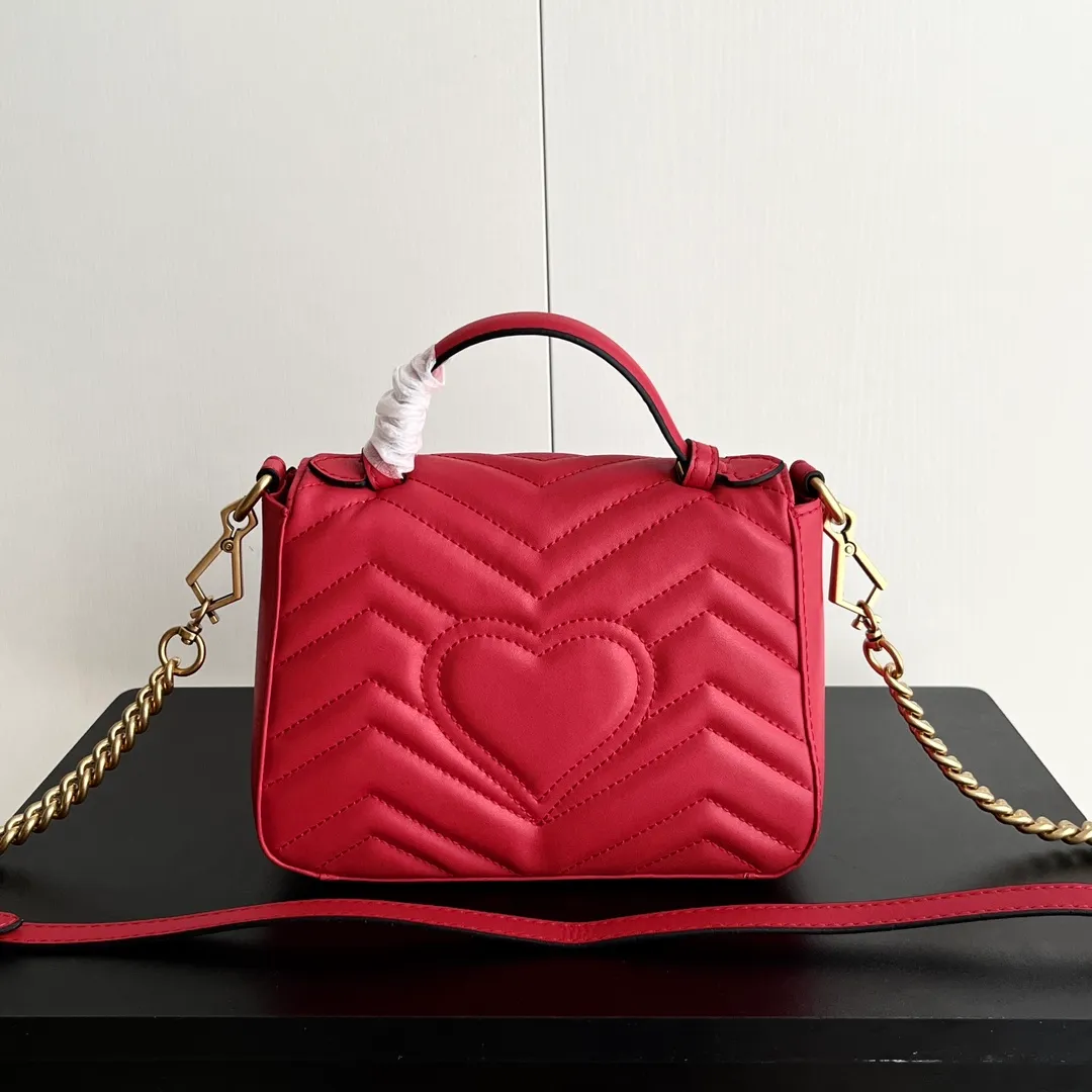 Actual shot #💰340 Style number: 547260 Size: 21*15.5*8cm GG Marmont mini messenger bag is still in the limelight this year. The iconic double G logo carries Gucci’s literary and romantic story. The new mini series is a vivid interpretation of retro and gorgeousness. It is so cute ~ Handheld ✅ One shoulder ✅ Crossbody✅