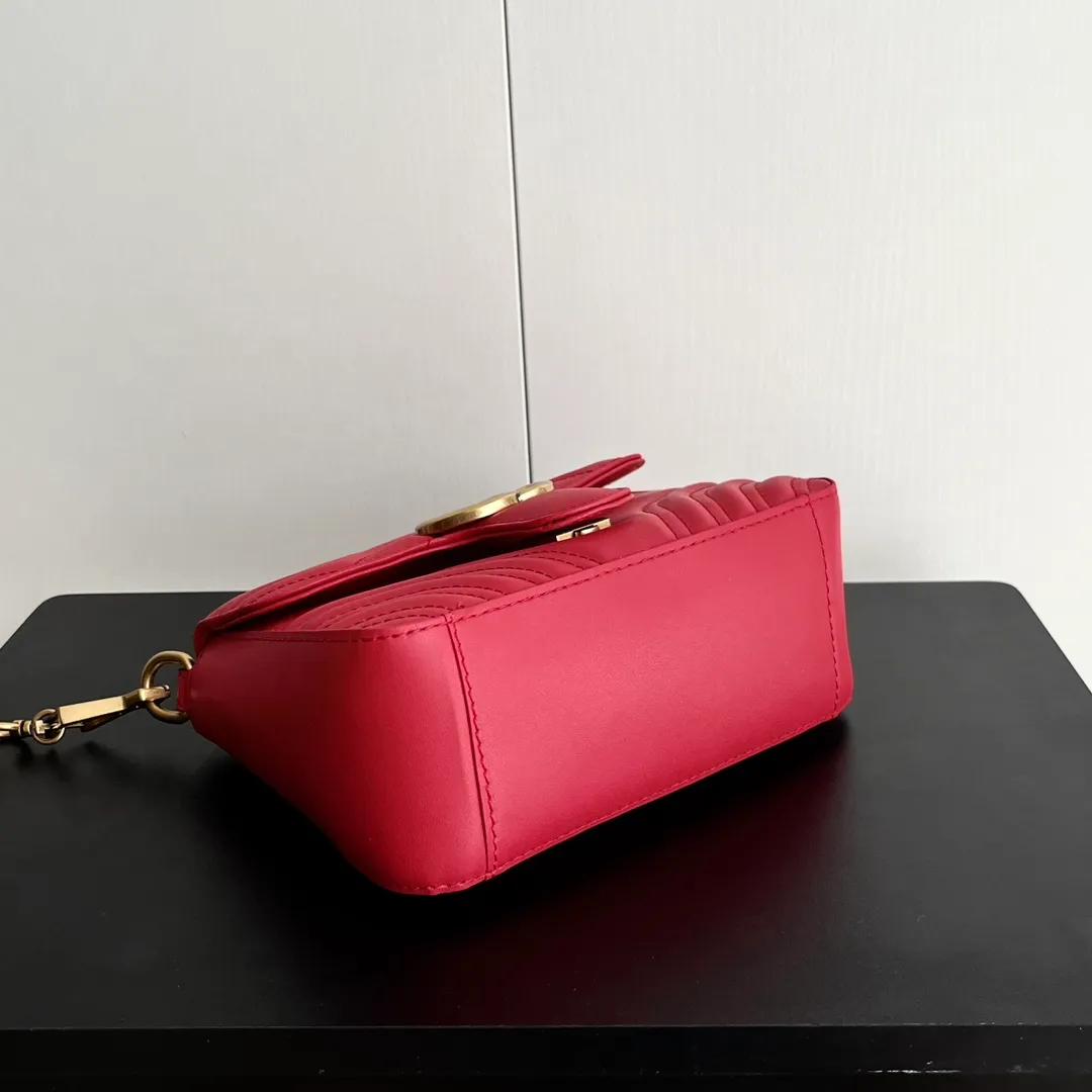 Actual shot #💰340 Style number: 547260 Size: 21*15.5*8cm GG Marmont mini messenger bag is still in the limelight this year. The iconic double G logo carries Gucci’s literary and romantic story. The new mini series is a vivid interpretation of retro and gorgeousness. It is so cute ~ Handheld ✅ One shoulder ✅ Crossbody✅