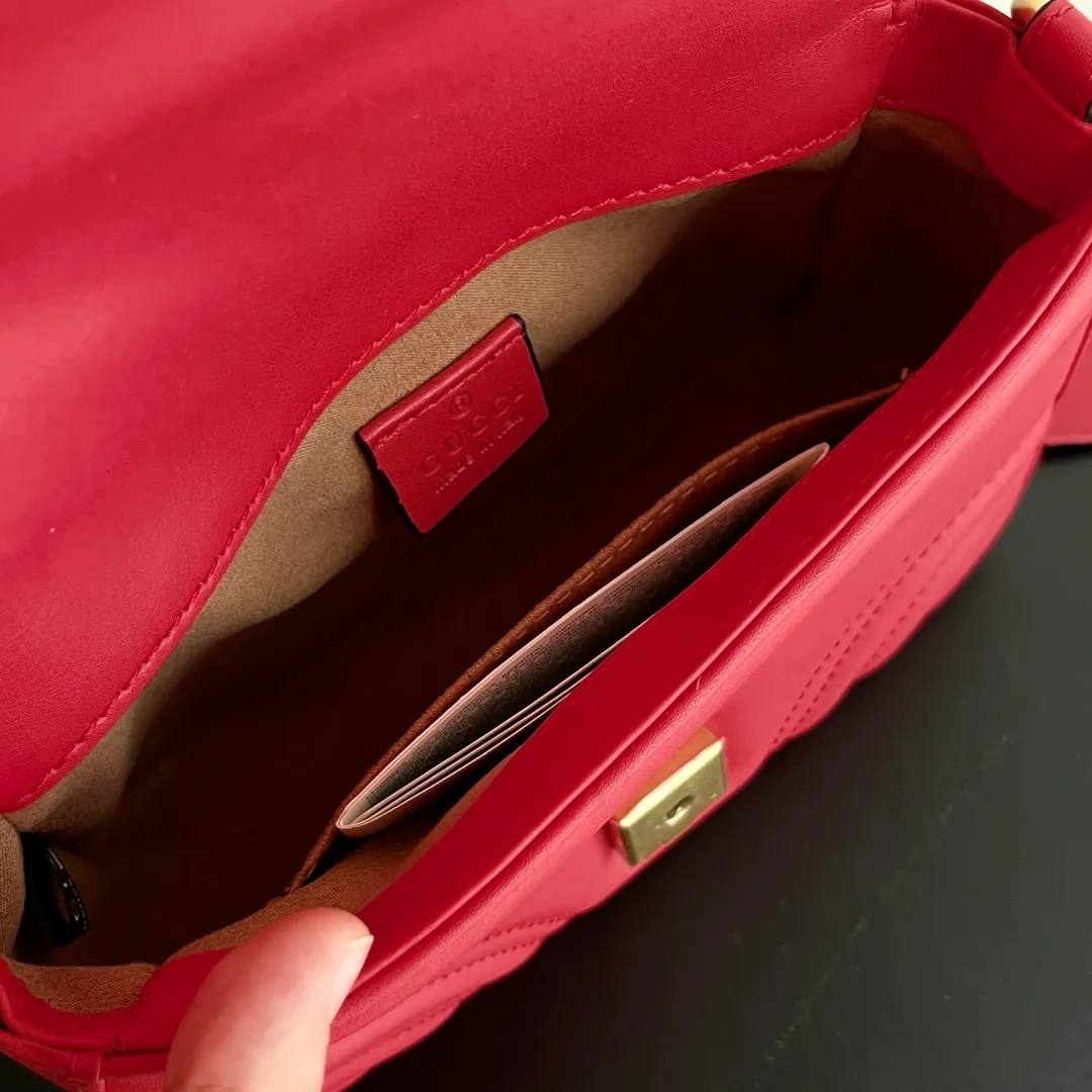 Actual shot #💰340 Style number: 547260 Size: 21*15.5*8cm GG Marmont mini messenger bag is still in the limelight this year. The iconic double G logo carries Gucci’s literary and romantic story. The new mini series is a vivid interpretation of retro and gorgeousness. It is so cute ~ Handheld ✅ One shoulder ✅ Crossbody✅
