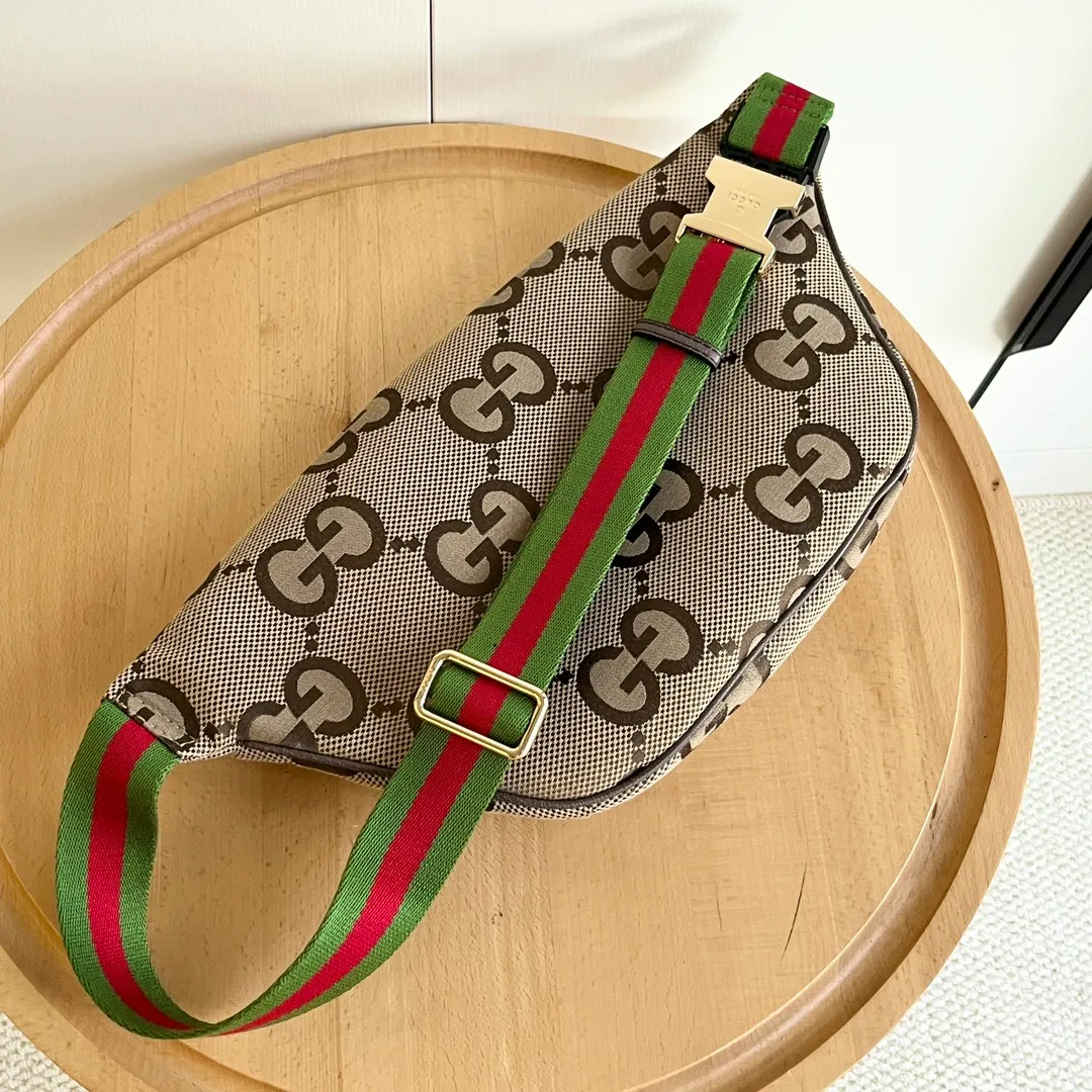 Actual shot #💰240 Style number: 696031 upgraded version of coffee cloth Original single cloth + webbing Size: 39X17X4cm Gucci Super Double G Jumbo series waist bag Red and green webbing belt adjustable length Super capacity! Very light weight~