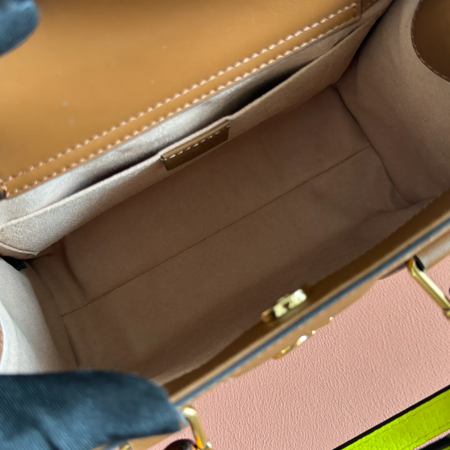 p1480. 💋💋💋【Original leather accessories 🌈 Equipped with full counter packaging】🔥🔥The small tote bag combines two recognizable brand elements, bamboo handles and double G accessories. The white leather material contrasts with the two neon buckles, highlighting the smart and elegant temperament. Size: 27*24*11cm Model: 660195.