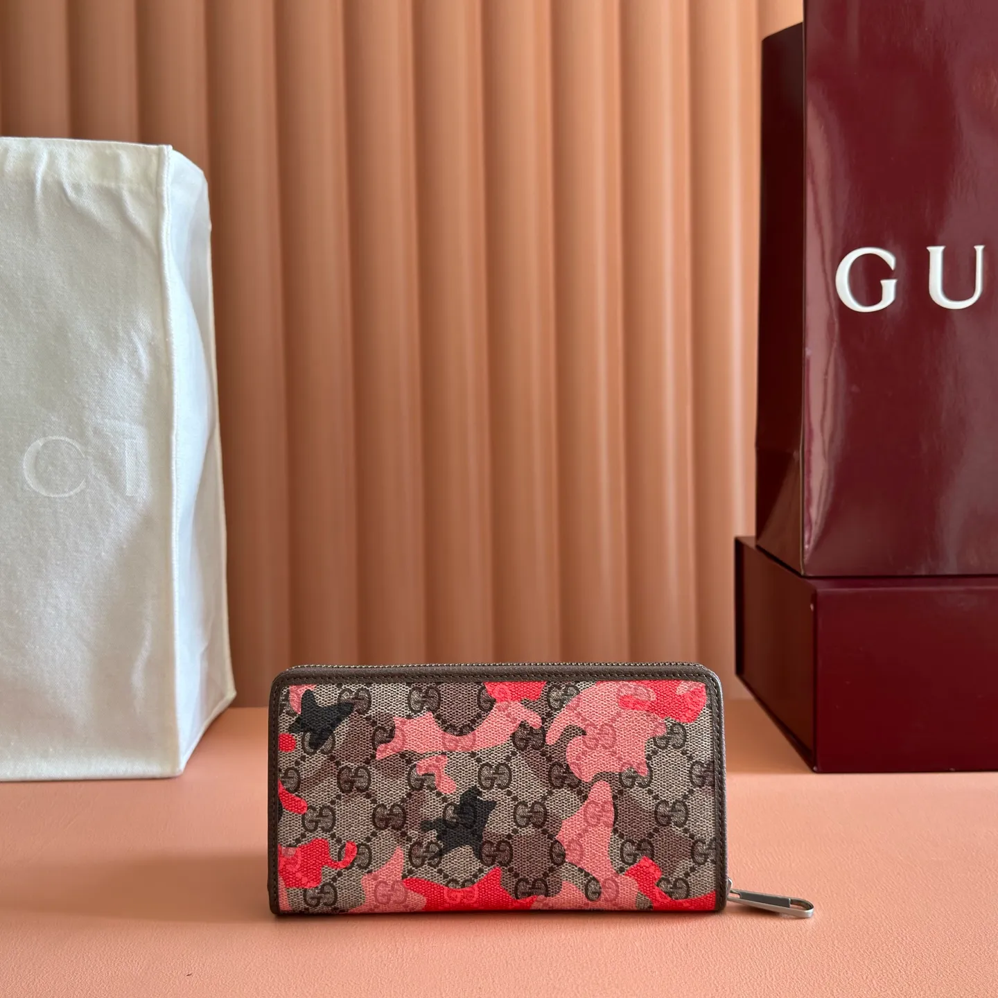 p480. 💋💋💋【With full set of original counter packaging】Vivid camouflage combined with unique color matching, a new interpretation of the classic GG pattern. This full-zip wallet is crafted from coated fabric with a marbled GG monogram pattern and features Double G details. Green and yellow camouflage marbled GG monogram coated fabric Brown leather trim Palladium tone hardware Brown taffeta lining Double G Web detail Interior: 12 card compartments, 3 bill compartments and 1 zipped coin pocket Zip closure Ident No.: 834694. Dimensions: 19cm (width) x 10.5cm (height) x 2.5cm (depth) Weight: approx. 230g Color: red camouflage/pvc. Made in Italy