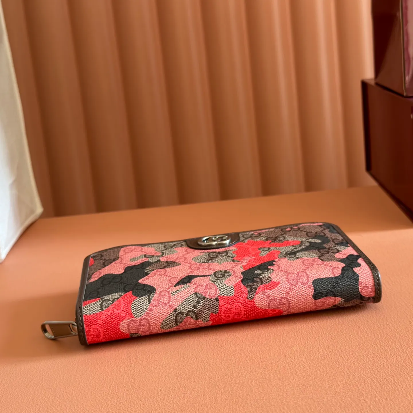 p480. 💋💋💋【With full set of original counter packaging】Vivid camouflage combined with unique color matching, a new interpretation of the classic GG pattern. This full-zip wallet is crafted from coated fabric with a marbled GG monogram pattern and features Double G details. Green and yellow camouflage marbled GG monogram coated fabric Brown leather trim Palladium tone hardware Brown taffeta lining Double G Web detail Interior: 12 card compartments, 3 bill compartments and 1 zipped coin pocket Zip closure Ident No.: 834694. Dimensions: 19cm (width) x 10.5cm (height) x 2.5cm (depth) Weight: approx. 230g Color: red camouflage/pvc. Made in Italy