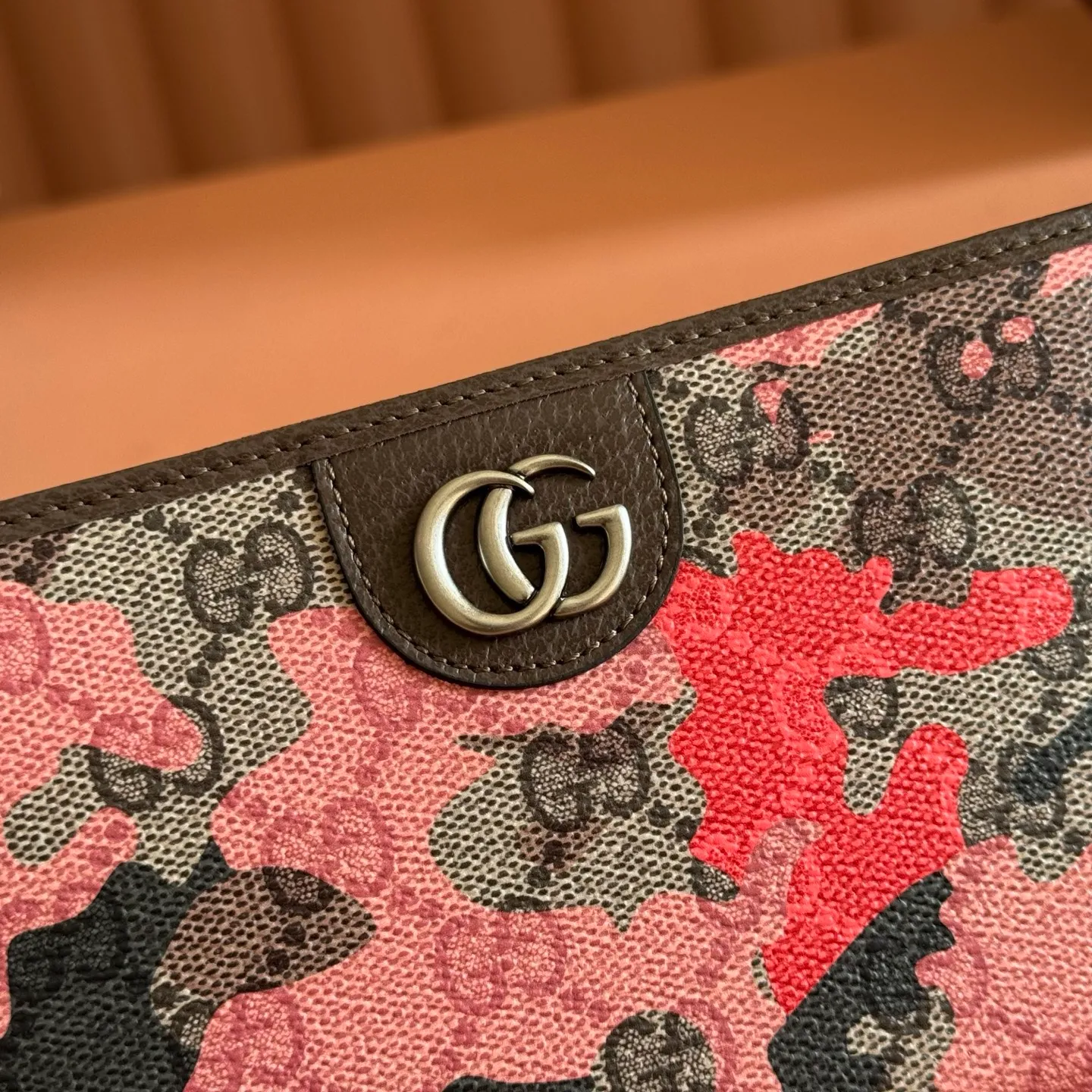 p480. 💋💋💋【With full set of original counter packaging】Vivid camouflage combined with unique color matching, a new interpretation of the classic GG pattern. This full-zip wallet is crafted from coated fabric with a marbled GG monogram pattern and features Double G details. Green and yellow camouflage marbled GG monogram coated fabric Brown leather trim Palladium tone hardware Brown taffeta lining Double G Web detail Interior: 12 card compartments, 3 bill compartments and 1 zipped coin pocket Zip closure Ident No.: 834694. Dimensions: 19cm (width) x 10.5cm (height) x 2.5cm (depth) Weight: approx. 230g Color: red camouflage/pvc. Made in Italy