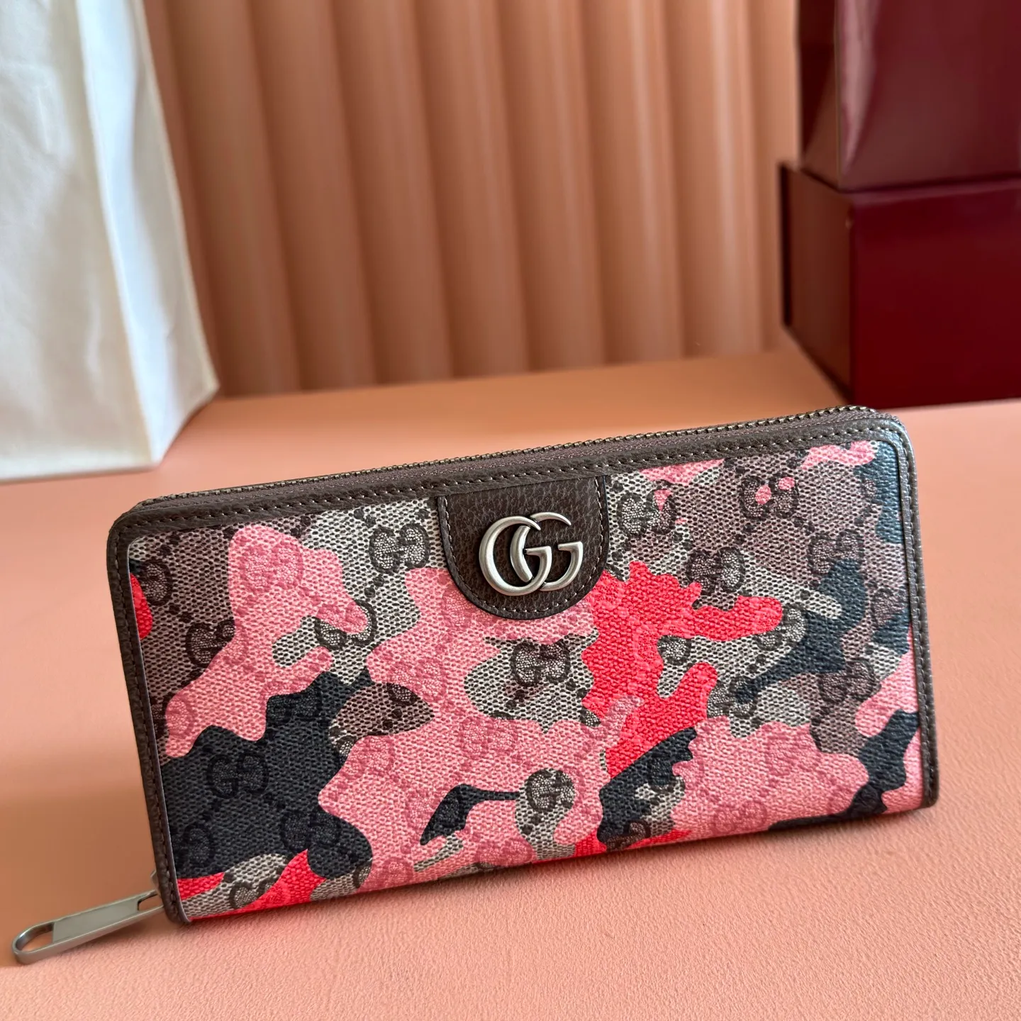 p480. 💋💋💋【With full set of original counter packaging】Vivid camouflage combined with unique color matching, a new interpretation of the classic GG pattern. This full-zip wallet is crafted from coated fabric with a marbled GG monogram pattern and features Double G details. Green and yellow camouflage marbled GG monogram coated fabric Brown leather trim Palladium tone hardware Brown taffeta lining Double G Web detail Interior: 12 card compartments, 3 bill compartments and 1 zipped coin pocket Zip closure Ident No.: 834694. Dimensions: 19cm (width) x 10.5cm (height) x 2.5cm (depth) Weight: approx. 230g Color: red camouflage/pvc. Made in Italy