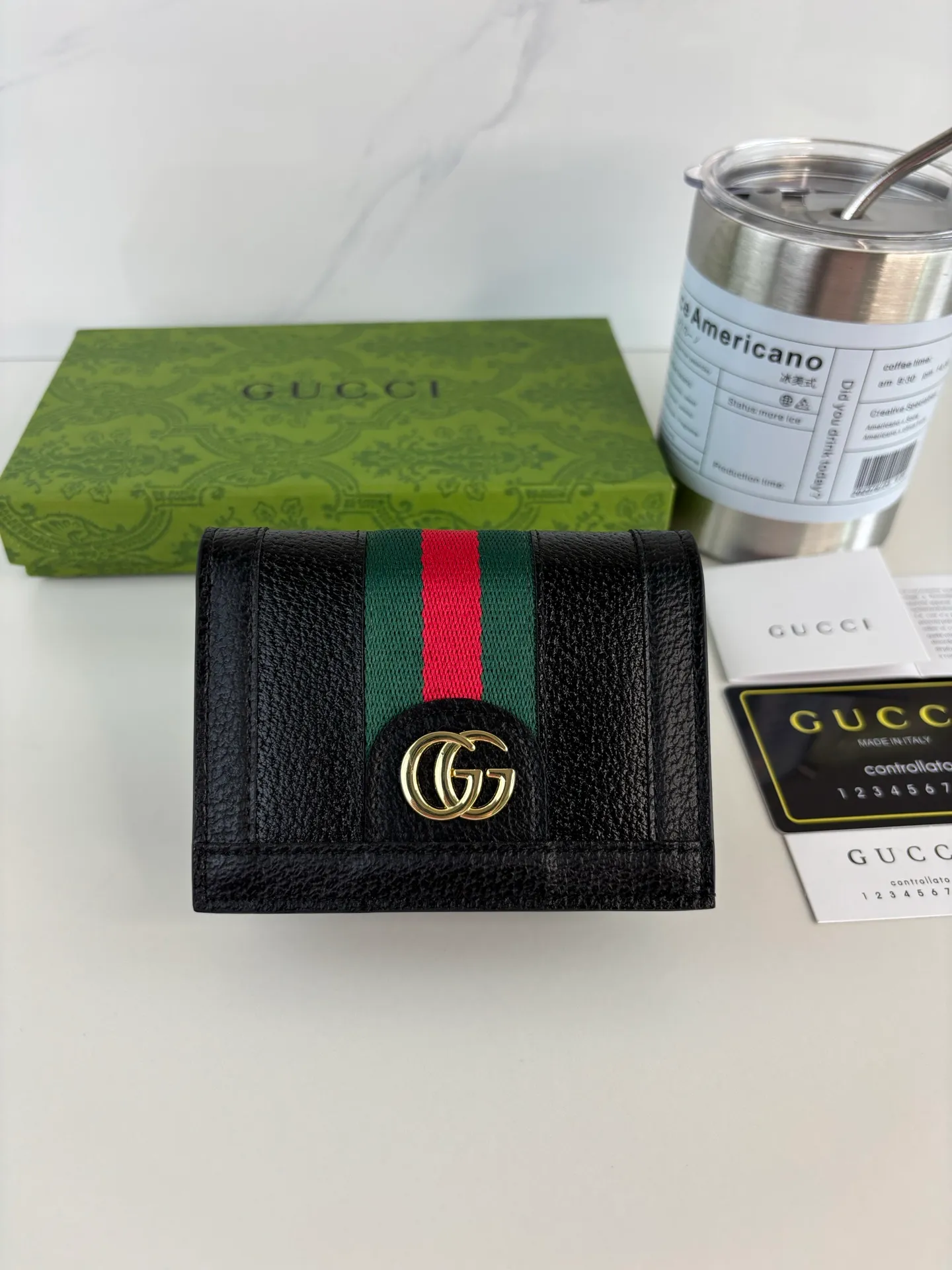 💰150 new models available on GUCCI official website! Ophidia series ~ short card holder ~ wallet, made of GG Supreme pig grain cowhide, with iconic double G hardware marks, classic red and green webbing, high-end cotton zipper ~ refined! Style number: 523155 Size: 11cm x 9cm x 3cm Color: black