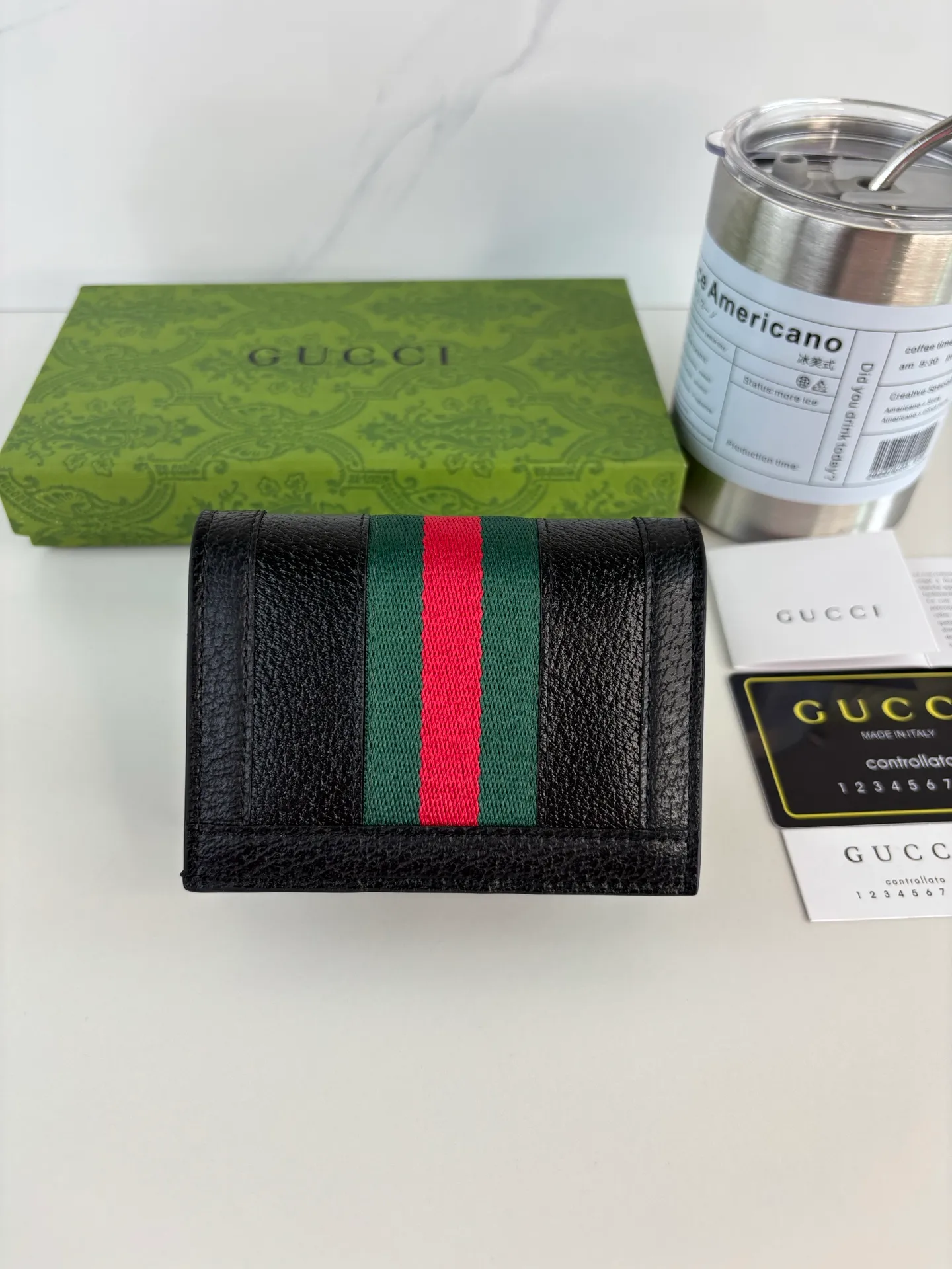 💰150 new models available on GUCCI official website! Ophidia series ~ short card holder ~ wallet, made of GG Supreme pig grain cowhide, with iconic double G hardware marks, classic red and green webbing, high-end cotton zipper ~ refined! Style number: 523155 Size: 11cm x 9cm x 3cm Color: black