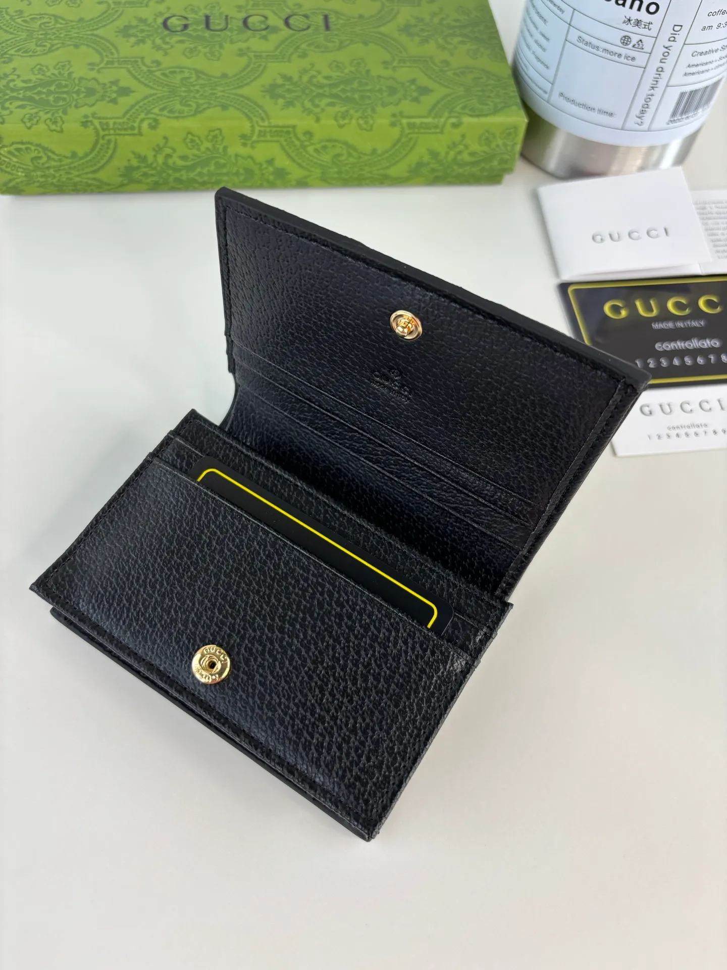 💰150 new models available on GUCCI official website! Ophidia series ~ short card holder ~ wallet, made of GG Supreme pig grain cowhide, with iconic double G hardware marks, classic red and green webbing, high-end cotton zipper ~ refined! Style number: 523155 Size: 11cm x 9cm x 3cm Color: black