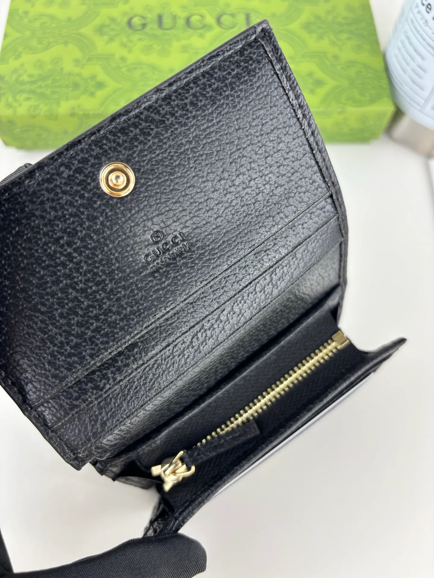 💰150 new models available on GUCCI official website! Ophidia series ~ short card holder ~ wallet, made of GG Supreme pig grain cowhide, with iconic double G hardware marks, classic red and green webbing, high-end cotton zipper ~ refined! Style number: 523155 Size: 11cm x 9cm x 3cm Color: black