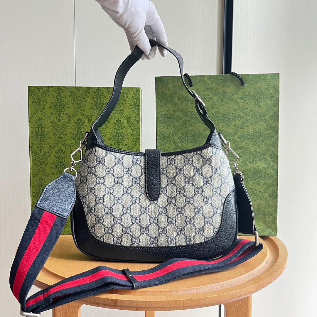 Actual shot #💰340 Model: 678843. Blue glue size: 28x 19x 4.5cm.   💕💕Gucci UN3AG 1294 product details. Gucci's "Aria-Fashion Aria" series uses modern techniques to reinterpret classics. The Jackie 1961 series has launched a new rectangular tote bag with soft texture and flexible structure. The archive design is paired with logo details such as the all-over GG pattern and striped webbing, and exquisite accessories pay tribute to Gucci's heritage.