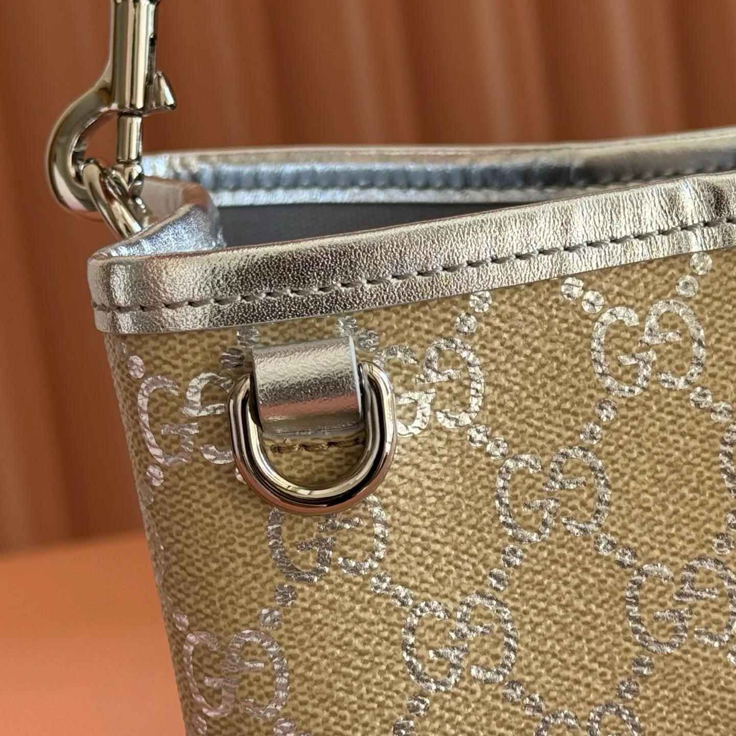 p940💋💋💋【Equipped with full set of original packaging at the counter】The GG Emblem series reinterprets the brand's enduring elegance and exquisite craftsmanship. It uses metallic styles to create a new interpretation of the iconic GG pattern, and is paired with metallic leather piping to complete the overall design. Light beige and silver metallic laminated-effect GG monogram coated fabric Silver metallic leather trim Silver-toned hardware Light gray cotton and linen lining Additional D-ring for attaching detachable items Interior: Two compartments and a central snap-stud compartment Top handle with hook closure (Height: 14cm) Removable and adjustable leather shoulder strap (Height: 52cm - 57.5cm; Length: 107cm - 114cm) Magnetic snap closure Model: 815118. Dimensions: 19cm (W) x 18cm (H) x 11cm (D) Weight: approx. 0.45kg Colour: Light Beige/Silver. Made in Italy