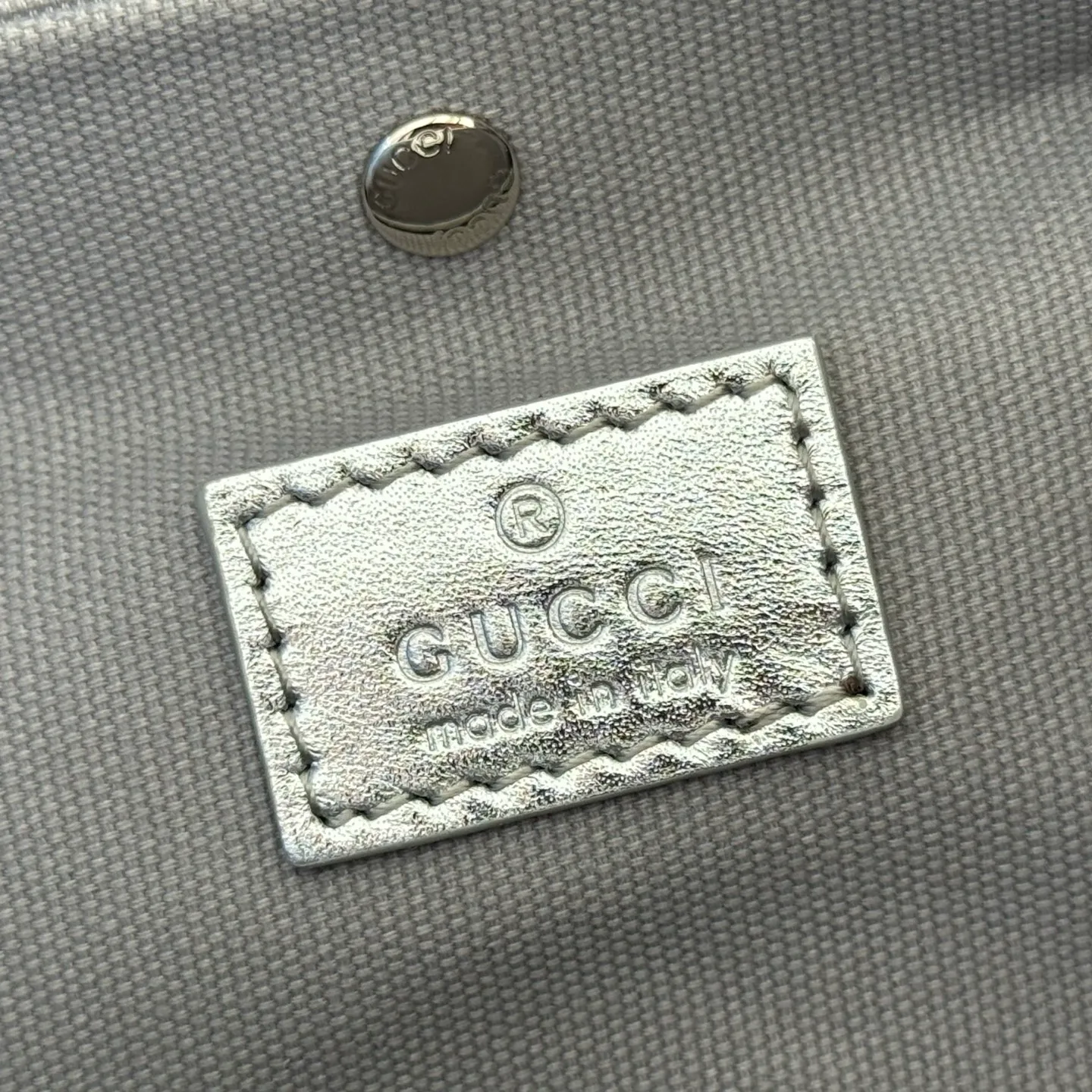 p940💋💋💋【Equipped with full set of original packaging at the counter】The GG Emblem series reinterprets the brand's enduring elegance and exquisite craftsmanship. It uses metallic styles to create a new interpretation of the iconic GG pattern, and is paired with metallic leather piping to complete the overall design. Light beige and silver metallic laminated-effect GG monogram coated fabric Silver metallic leather trim Silver-toned hardware Light gray cotton and linen lining Additional D-ring for attaching detachable items Interior: Two compartments and a central snap-stud compartment Top handle with hook closure (Height: 14cm) Removable and adjustable leather shoulder strap (Height: 52cm - 57.5cm; Length: 107cm - 114cm) Magnetic snap closure Model: 815118. Dimensions: 19cm (W) x 18cm (H) x 11cm (D) Weight: approx. 0.45kg Colour: Light Beige/Silver. Made in Italy