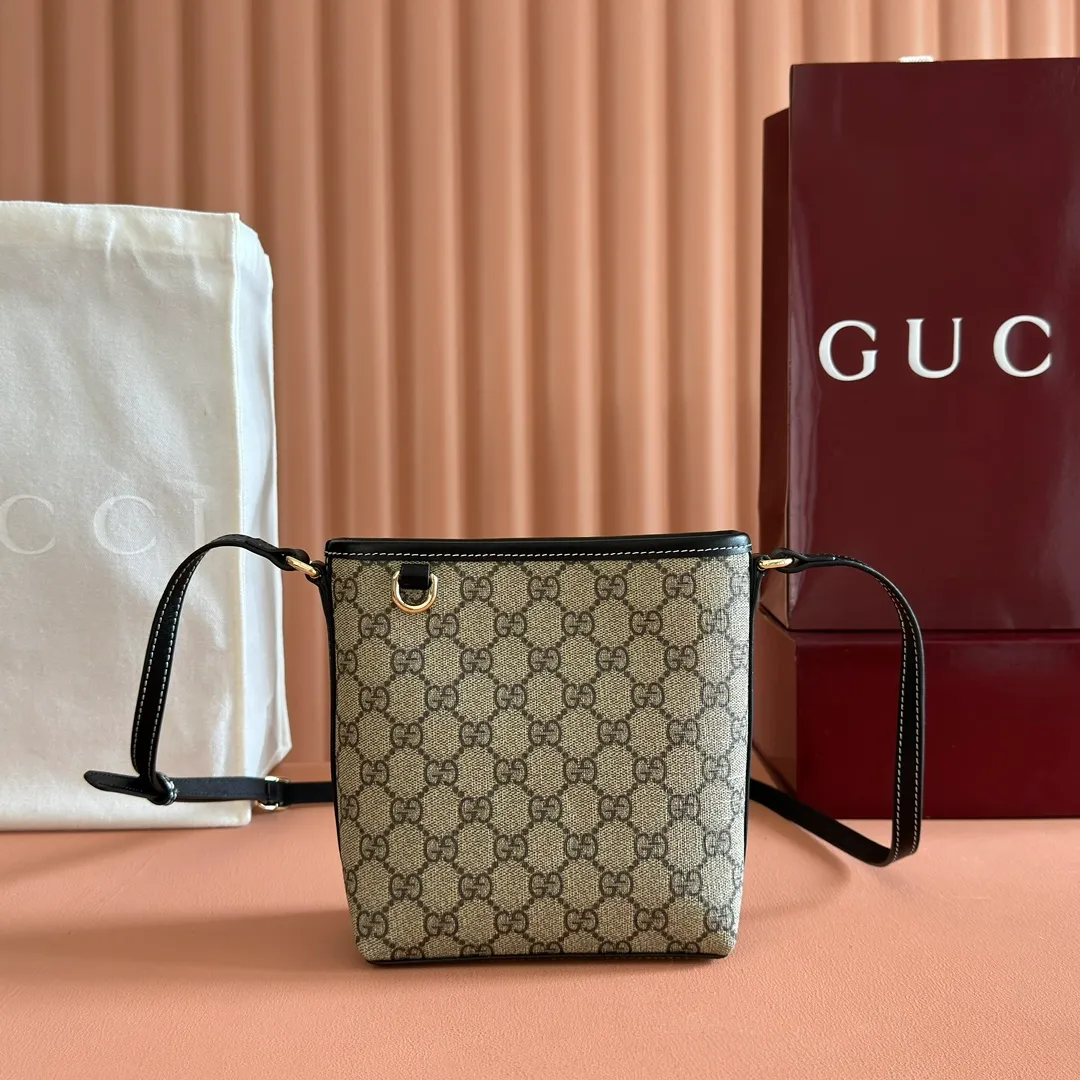 p880. 💋💋💋 Comes with a full set of original counter packaging [New product] 2025 autumn and winter series, this mini bucket bag reinterprets brand elements with practical design, adding a masterpiece to the new GG Emblem series. This mini bucket bag has a simple and compact silhouette with exquisite details. It is designed with a long shoulder strap and is comfortable to carry, making it a versatile item suitable for day and night occasions. New GG monogram coated fabric in beige and dark brown Black leather piping Gold-toned hardware Red and green webbing cotton lining Adjustable leather shoulder strap Height: 52-58 cm Model number: 847090. Dimensions: 15cm (bottom width) x 18cm (top width) x 18cm (height) x 8cm (depth) Weight: approx. 0.211kg Color: Pink/PVC. Made in Italy