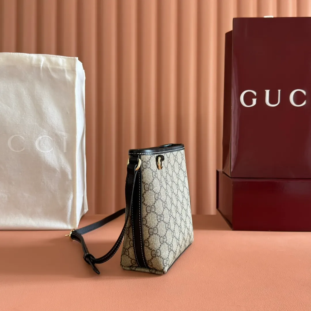p880. 💋💋💋 Comes with a full set of original counter packaging [New product] 2025 autumn and winter series, this mini bucket bag reinterprets brand elements with practical design, adding a masterpiece to the new GG Emblem series. This mini bucket bag has a simple and compact silhouette with exquisite details. It is designed with a long shoulder strap and is comfortable to carry, making it a versatile item suitable for day and night occasions. New GG monogram coated fabric in beige and dark brown Black leather piping Gold-toned hardware Red and green webbing cotton lining Adjustable leather shoulder strap Height: 52-58 cm Model number: 847090. Dimensions: 15cm (bottom width) x 18cm (top width) x 18cm (height) x 8cm (depth) Weight: approx. 0.211kg Color: Pink/PVC. Made in Italy