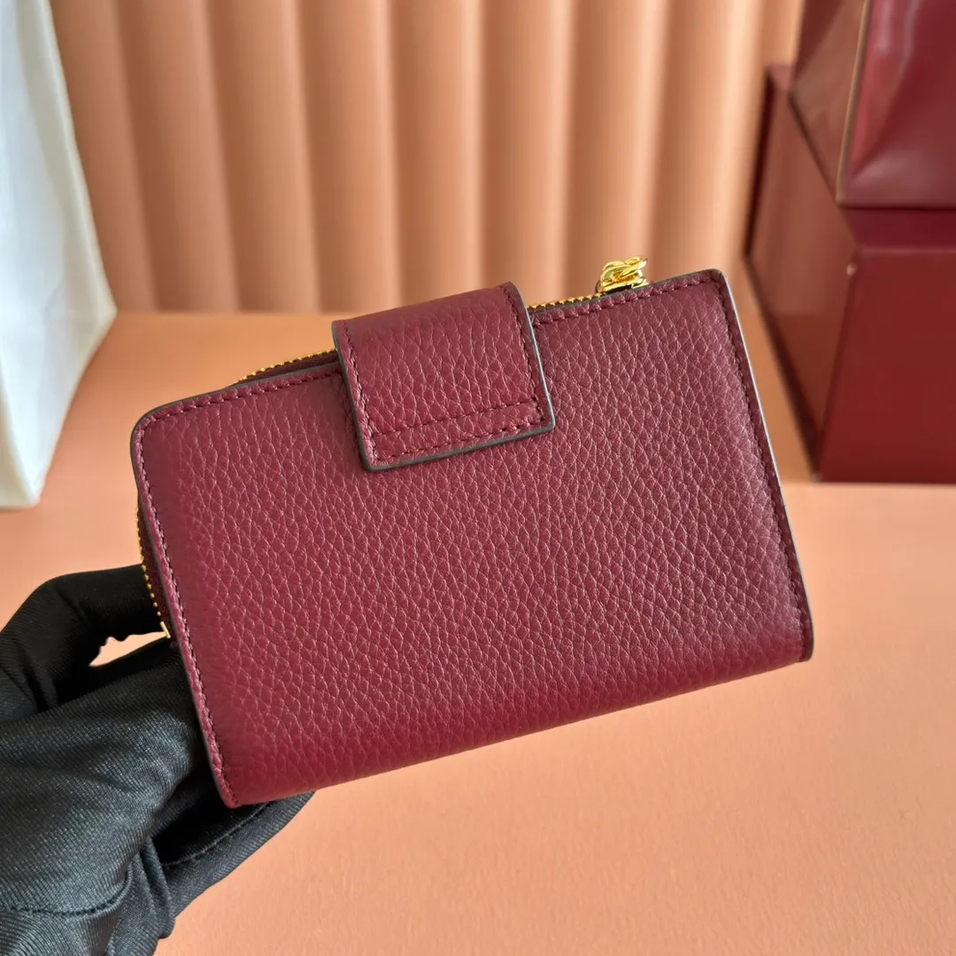 p480. 💋💋💋"With full original packaging" GG Marmont series wallet. This GG Marmont series wallet is made of classic and durable black leather, adding another classic to the "Aria-Fashion Aria" series. The Double G accessory originates from the belt buckle design of the 1970s, and is reinterpreted on this wallet in tone-on-tone resin. The classic design is combined with a monochromatic color scheme to highlight the modern fashion style. Model: 739498. Size: 13*8.5*2cm. Color: Encore/original leather.