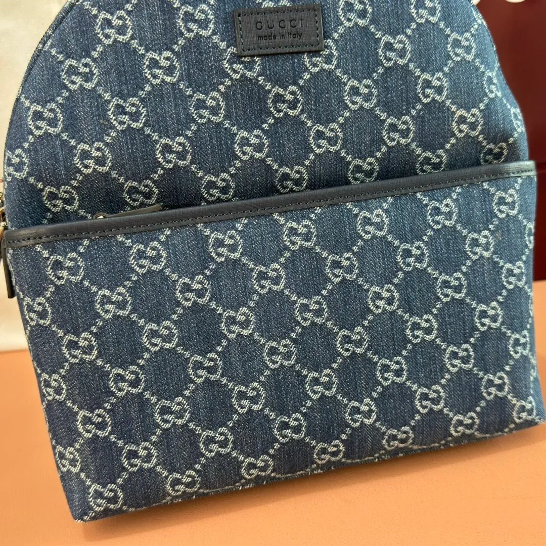 p1000💋💋💋"With full set of original counter packaging" [New Product] The 2025 early autumn children's series presents a series of well-loved patterns such as classic logo details. This GG denim fabric backpack draws inspiration from the design of the adult series and is ingeniously embellished with a "Made in Italy" leather label to highlight the brand's connotation. Blue and ivory GG denim, dark blue leather piping, red and blue webbing "Gucci Made in Italy" leather label, adjustable shoulder strap, zippered inner pocket, zippered outer pocket, top handle, zipper fly. Model number: 782708. Dimensions: 32cm (H) x 25cm (W) x 11cm (D) Colour: Blue denim. Made in Italy