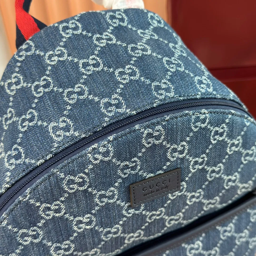 p1000💋💋💋"With full set of original counter packaging" [New Product] The 2025 early autumn children's series presents a series of well-loved patterns such as classic logo details. This GG denim fabric backpack draws inspiration from the design of the adult series and is ingeniously embellished with a "Made in Italy" leather label to highlight the brand's connotation. Blue and ivory GG denim, dark blue leather piping, red and blue webbing "Gucci Made in Italy" leather label, adjustable shoulder strap, zippered inner pocket, zippered outer pocket, top handle, zipper fly. Model number: 782708. Dimensions: 32cm (H) x 25cm (W) x 11cm (D) Colour: Blue denim. Made in Italy
