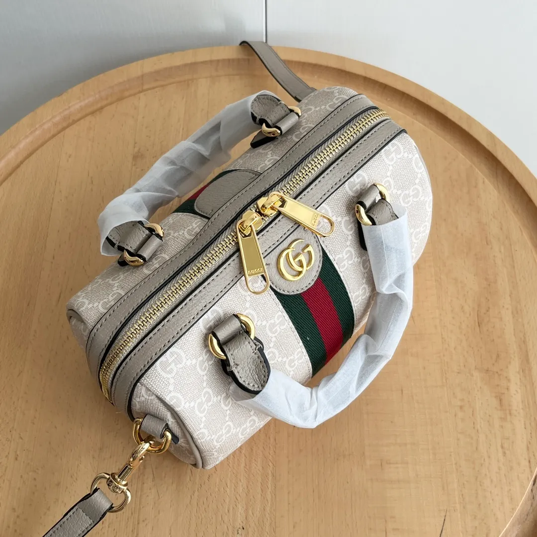 Upgraded version of real shot #💰320 Model: 772053. Dimensions: 14 (length) x 21.5 (width) x 11.5cm (thickness) As a brand classic, GG Supreme canvas has become an iconic fabric in the Gucci design world. The fabric appears frequently in the brand's new collections and is reinterpreted through the Gucci aesthetic perspective. This mini tote is embellished with the brand's signature monogram throughout. The classic interlocking G-shaped accessories add branding charm to this piece.