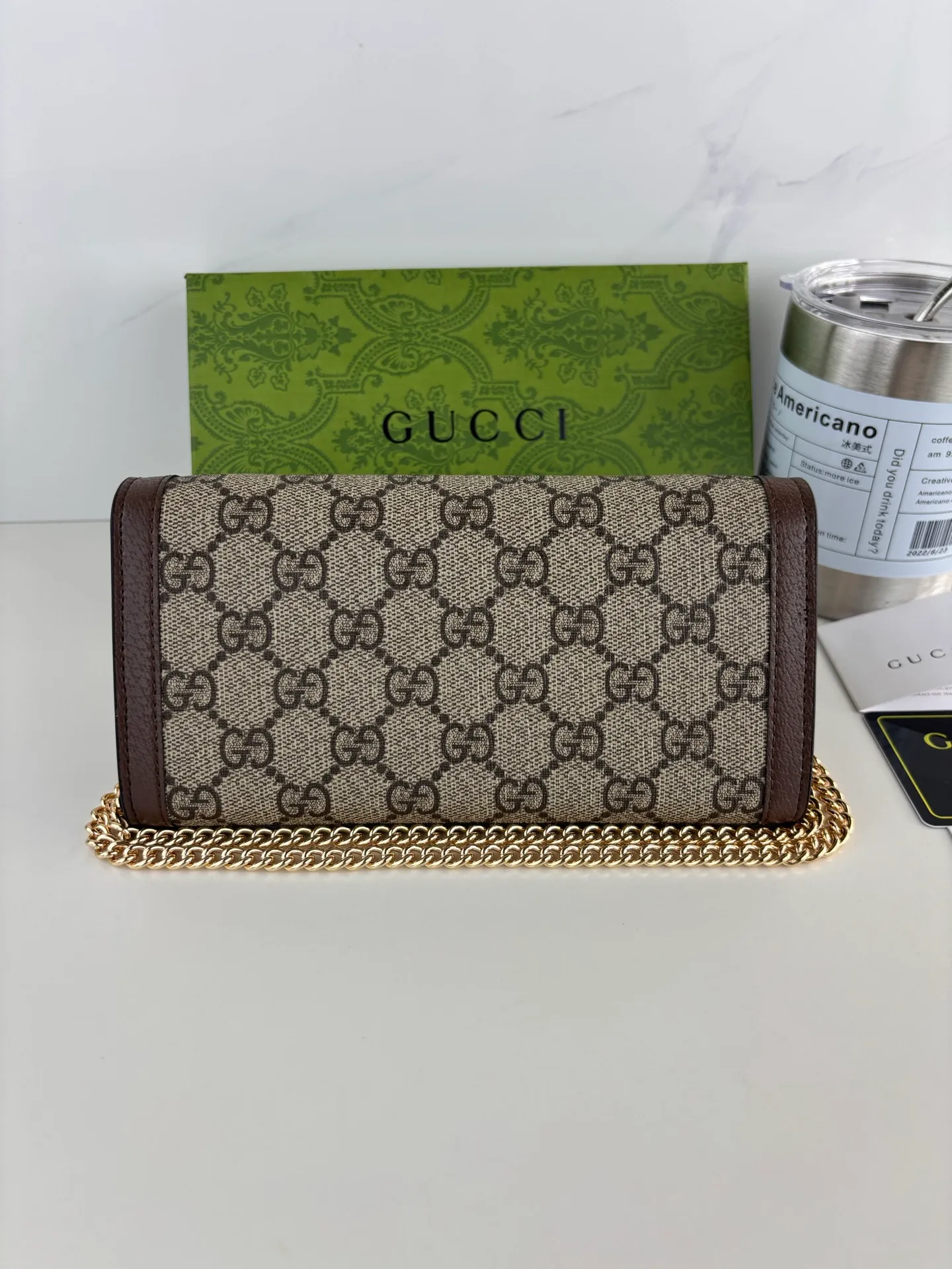 💰180 Ophidia series will launch new silhouettes and new fabrics every season, demonstrating the brand's continuous innovation of design concepts. The monogram pattern inspired by Mr. Guccio Gucci's initials continues to infuse new products with brand logo charm. Crafted from archive beige and ebony GG Supreme canvas, this chain wallet is cleverly integrated with Double G-shaped accessories to enrich the entire design. Style No.: 772309 Size: 19cm x 10cm x 3.5cm Color: Brown