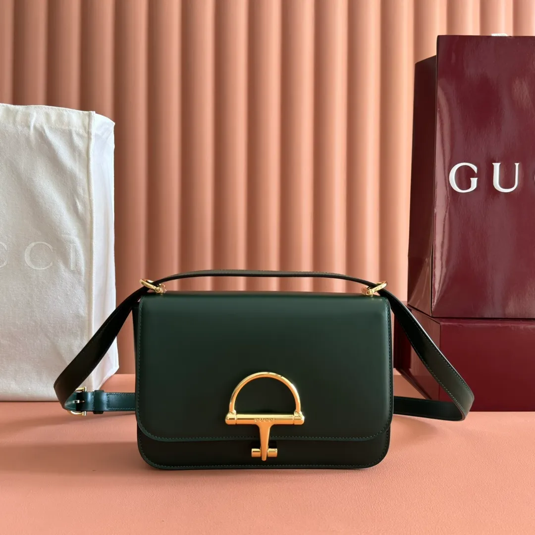 p1640. 💋💋💋【With full set of original counter packaging】2025 autumn and winter series, the Gucci Siena series small shoulder bag continues the evolution of the iconic element of Gucci's classic horsebit. Crafted from fine glossy leather, this shoulder bag has a structured shape and a half-horsebit buckle design from the 1970s. Finished with gold-tone hardware, the interior is lined with three levels of gusseting and a zipped pocket. Black fine glossy leather Gold-tone hardware Black leather lining Interior: 3-level fastening and 1 zipped pocket Shoulder straps: Height: 23cm – 25cm; Length: 127cm Half-horsebit snap fastener Ident: 846705. Dimensions: 22.5cm (width) x 14cm (height) x 8cm (depth) Weight: approx. 0.7kg Color: green full leather. Made in Italy
