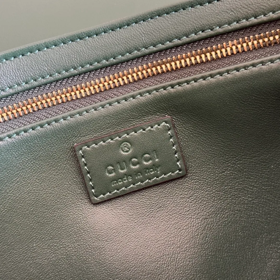 p1640. 💋💋💋【With full set of original counter packaging】2025 autumn and winter series, the Gucci Siena series small shoulder bag continues the evolution of the iconic element of Gucci's classic horsebit. Crafted from fine glossy leather, this shoulder bag has a structured shape and a half-horsebit buckle design from the 1970s. Finished with gold-tone hardware, the interior is lined with three levels of gusseting and a zipped pocket. Black fine glossy leather Gold-tone hardware Black leather lining Interior: 3-level fastening and 1 zipped pocket Shoulder straps: Height: 23cm – 25cm; Length: 127cm Half-horsebit snap fastener Ident: 846705. Dimensions: 22.5cm (width) x 14cm (height) x 8cm (depth) Weight: approx. 0.7kg Color: green full leather. Made in Italy
