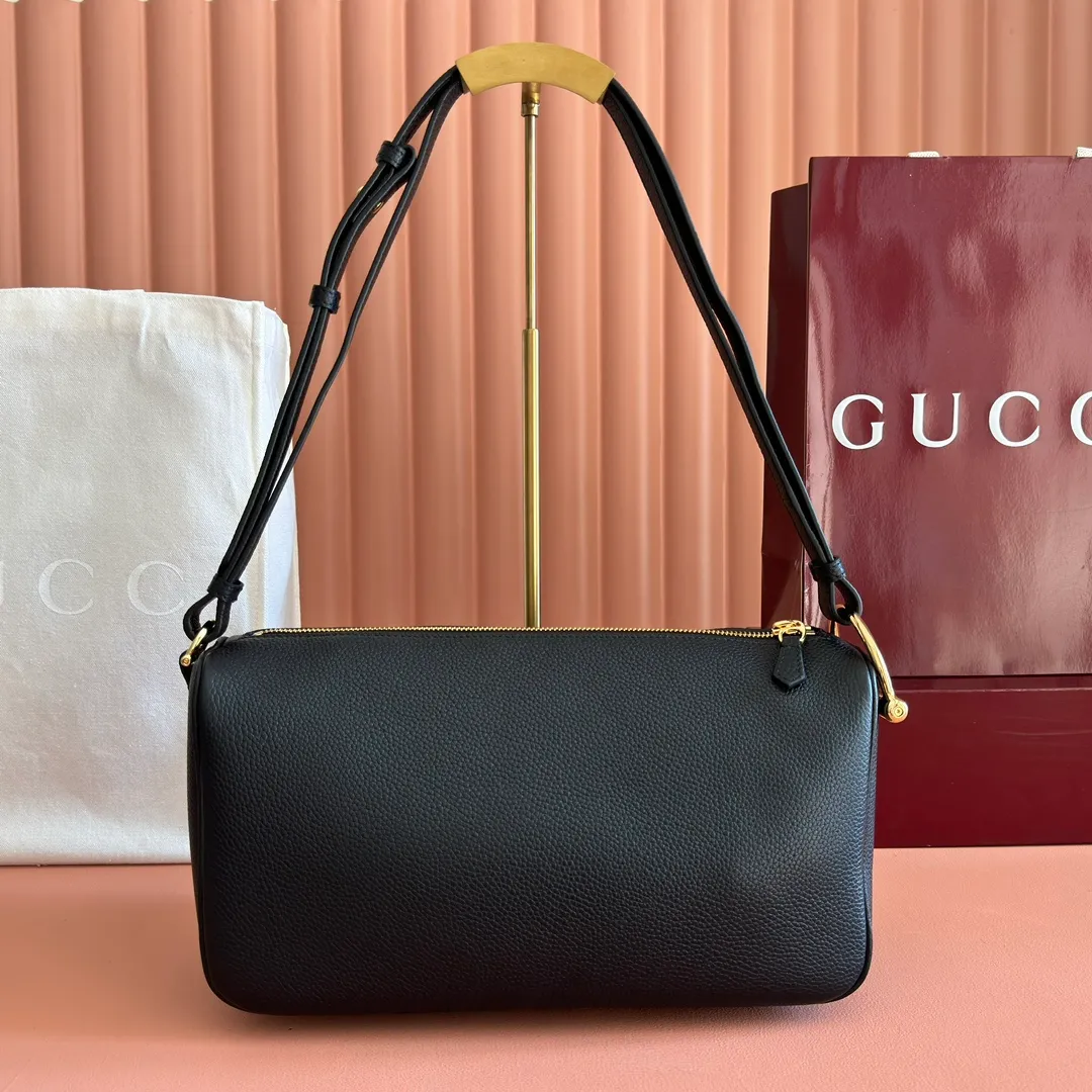 p1220💋💋💋【Original configuration counter full set packaging】Renewedly presents the Gucci Half Horsebit series, reinterpreting one of the brand's most iconic elements in a modern style. The collection cleverly combines relaxed silhouettes with the iconic half-horsebit hardware, which gives rise to its name. Ivory grained soft leather Gold-tone hardware White linen-cotton blend lining Half horsebit closure Interior: One open pocket Adjustable cowhide leather shoulder strap (height: 32cm - 34cm; length: 66cm - 73cm) Zip closure Ident: 860787. Dimensions: 31.5cm (width) x 17cm (height) x 12cm (depth) Weight: approx. 0.7kg