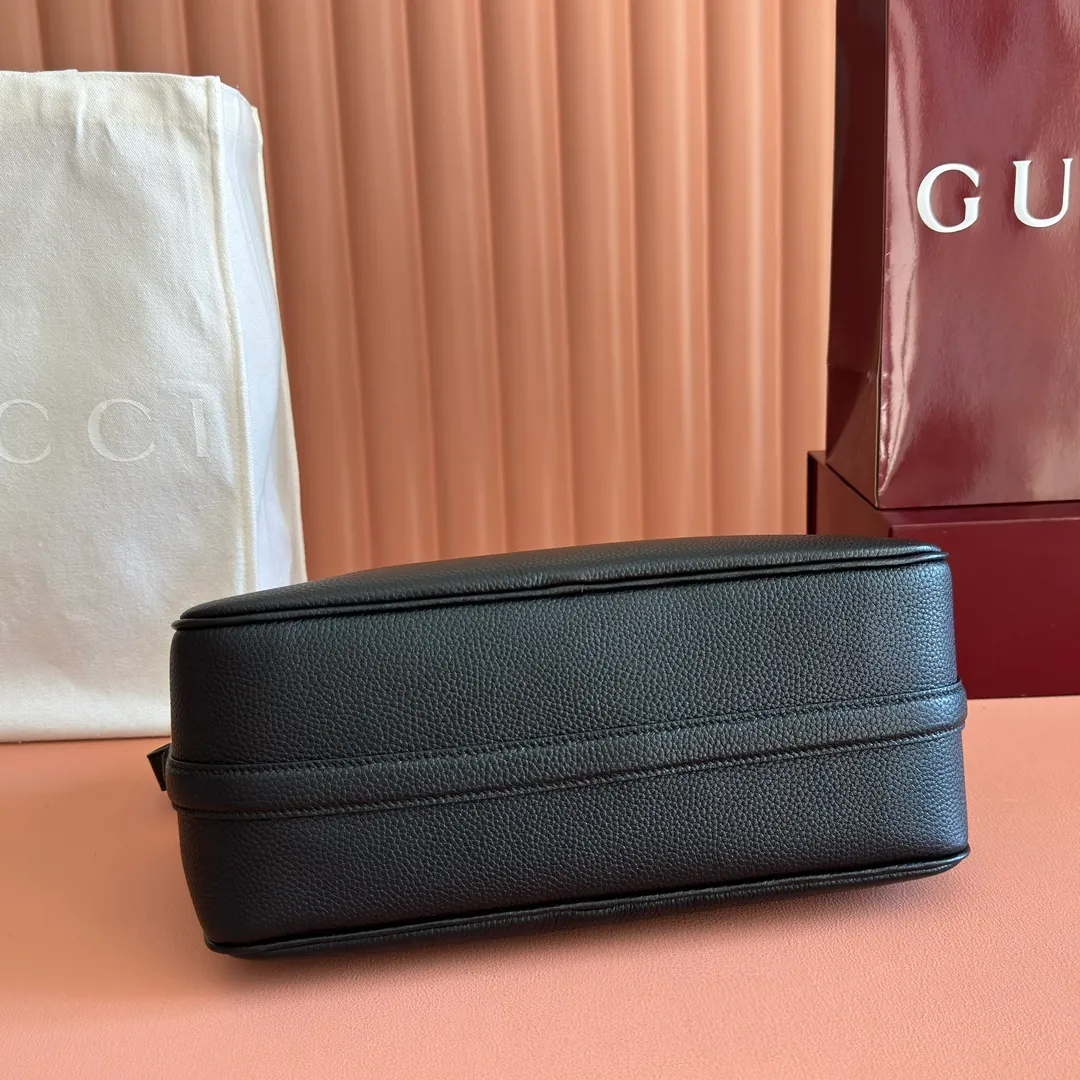 p1220💋💋💋【Original configuration counter full set packaging】Renewedly presents the Gucci Half Horsebit series, reinterpreting one of the brand's most iconic elements in a modern style. The collection cleverly combines relaxed silhouettes with the iconic half-horsebit hardware, which gives rise to its name. Ivory grained soft leather Gold-tone hardware White linen-cotton blend lining Half horsebit closure Interior: One open pocket Adjustable cowhide leather shoulder strap (height: 32cm - 34cm; length: 66cm - 73cm) Zip closure Ident: 860787. Dimensions: 31.5cm (width) x 17cm (height) x 12cm (depth) Weight: approx. 0.7kg