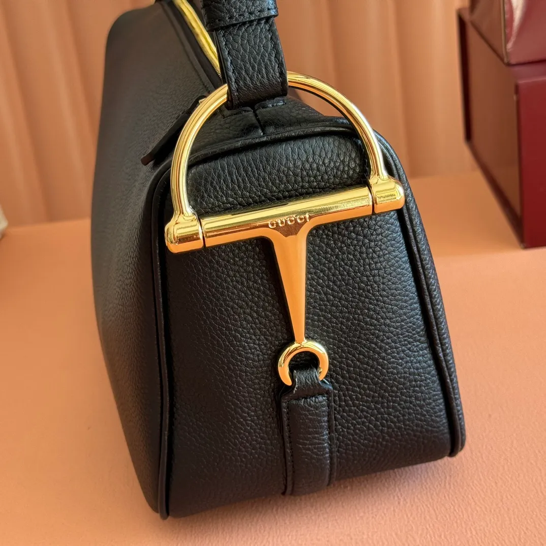 p1220💋💋💋【Original configuration counter full set packaging】Renewedly presents the Gucci Half Horsebit series, reinterpreting one of the brand's most iconic elements in a modern style. The collection cleverly combines relaxed silhouettes with the iconic half-horsebit hardware, which gives rise to its name. Ivory grained soft leather Gold-tone hardware White linen-cotton blend lining Half horsebit closure Interior: One open pocket Adjustable cowhide leather shoulder strap (height: 32cm - 34cm; length: 66cm - 73cm) Zip closure Ident: 860787. Dimensions: 31.5cm (width) x 17cm (height) x 12cm (depth) Weight: approx. 0.7kg