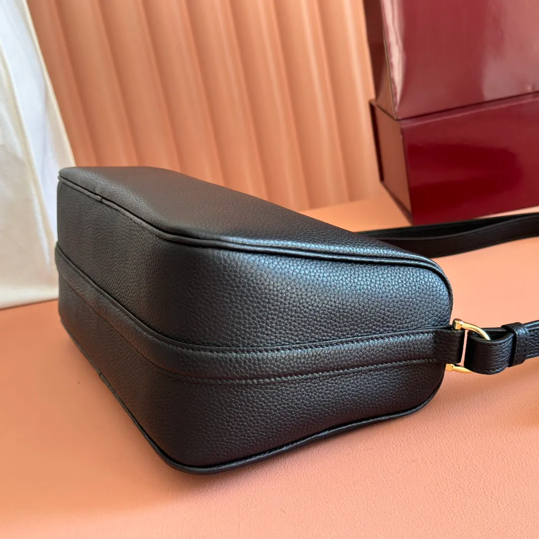 p1220💋💋💋【Original configuration counter full set packaging】Renewedly presents the Gucci Half Horsebit series, reinterpreting one of the brand's most iconic elements in a modern style. The collection cleverly combines relaxed silhouettes with the iconic half-horsebit hardware, which gives rise to its name. Ivory grained soft leather Gold-tone hardware White linen-cotton blend lining Half horsebit closure Interior: One open pocket Adjustable cowhide leather shoulder strap (height: 32cm - 34cm; length: 66cm - 73cm) Zip closure Ident: 860787. Dimensions: 31.5cm (width) x 17cm (height) x 12cm (depth) Weight: approx. 0.7kg