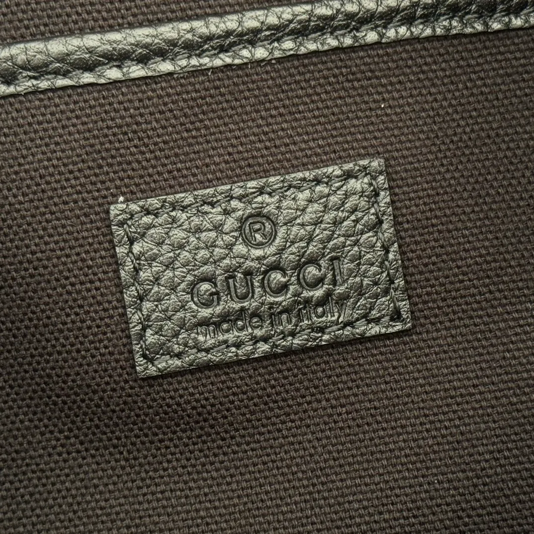 p1220💋💋💋【Original configuration counter full set packaging】Renewedly presents the Gucci Half Horsebit series, reinterpreting one of the brand's most iconic elements in a modern style. The collection cleverly combines relaxed silhouettes with the iconic half-horsebit hardware, which gives rise to its name. Ivory grained soft leather Gold-tone hardware White linen-cotton blend lining Half horsebit closure Interior: One open pocket Adjustable cowhide leather shoulder strap (height: 32cm - 34cm; length: 66cm - 73cm) Zip closure Ident: 860787. Dimensions: 31.5cm (width) x 17cm (height) x 12cm (depth) Weight: approx. 0.7kg