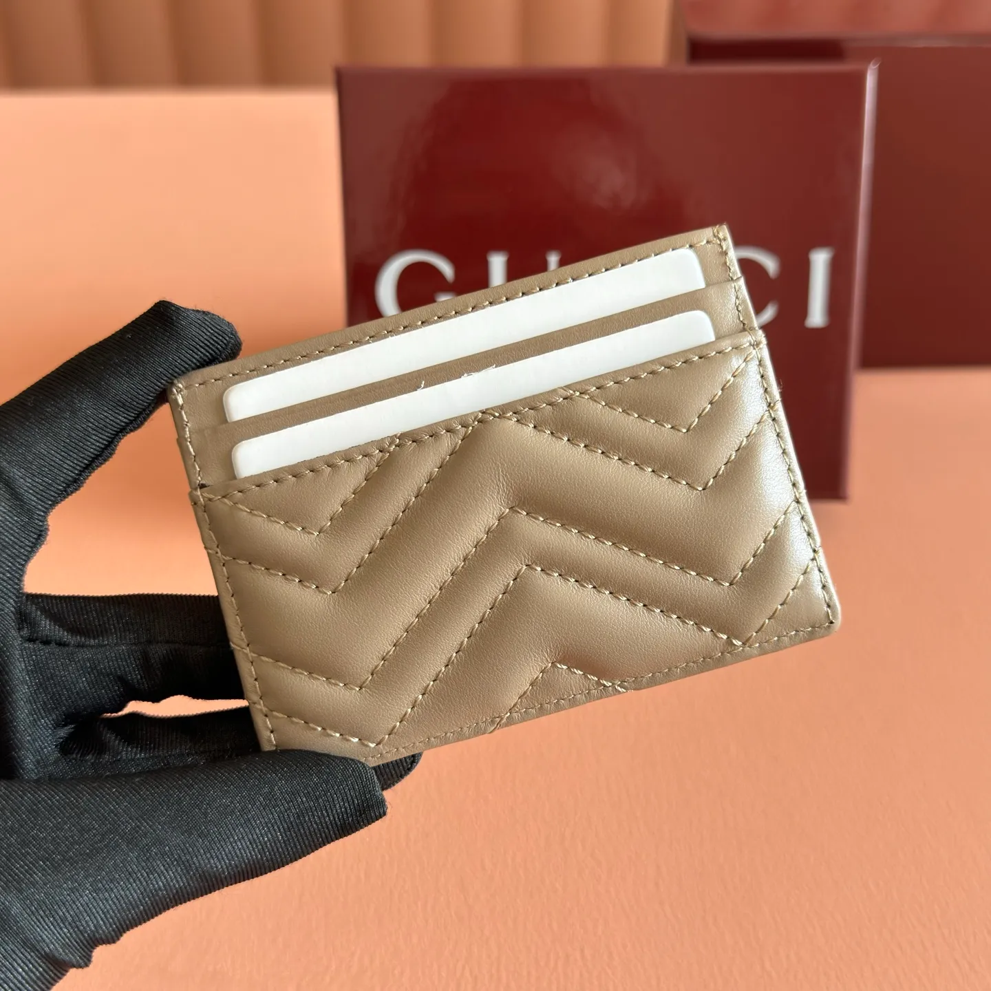 p280. 📣📣📣【Original leather accessories🌈(Cdfmall Sanya Duty Free Shop Handbag)🔥🔥 GG Marmont series quilted card holder. Gucci's classic small accessories continue to inject new vitality into the brand's evolving aesthetic concept. As a masterpiece of the 2023 spring and summer series, the leather goods series is presented in rose beige, and the delicate and elegant tone announces the arrival of the new season. It is elegantly presented in the Marmont collection card holder, complemented by matching accessories in rose beige V-shaped Matelassé leather, brass hardware with rose beige ceramic effect finish, double G lined in moiré, four card compartments. Dimensions: 10 cm (W) x 7 cm (H) Colour: Milk Tea Light Gold/G Original leather.