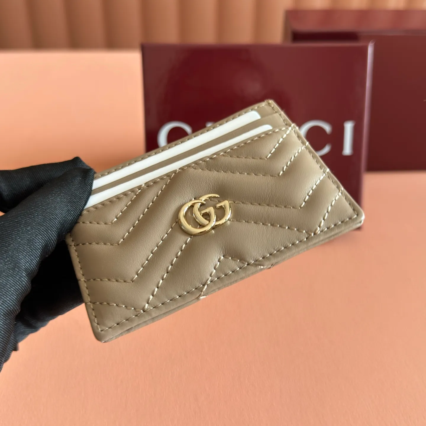 p280. 📣📣📣【Original leather accessories🌈(Cdfmall Sanya Duty Free Shop Handbag)🔥🔥 GG Marmont series quilted card holder. Gucci's classic small accessories continue to inject new vitality into the brand's evolving aesthetic concept. As a masterpiece of the 2023 spring and summer series, the leather goods series is presented in rose beige, and the delicate and elegant tone announces the arrival of the new season. It is elegantly presented in the Marmont collection card holder, complemented by matching accessories in rose beige V-shaped Matelassé leather, brass hardware with rose beige ceramic effect finish, double G lined in moiré, four card compartments. Dimensions: 10 cm (W) x 7 cm (H) Colour: Milk Tea Light Gold/G Original leather.