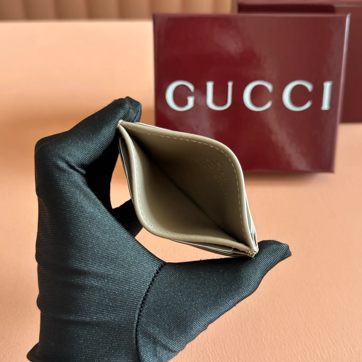 p280. 📣📣📣【Original leather accessories🌈(Cdfmall Sanya Duty Free Shop Handbag)🔥🔥 GG Marmont series quilted card holder. Gucci's classic small accessories continue to inject new vitality into the brand's evolving aesthetic concept. As a masterpiece of the 2023 spring and summer series, the leather goods series is presented in rose beige, and the delicate and elegant tone announces the arrival of the new season. It is elegantly presented in the Marmont collection card holder, complemented by matching accessories in rose beige V-shaped Matelassé leather, brass hardware with rose beige ceramic effect finish, double G lined in moiré, four card compartments. Dimensions: 10 cm (W) x 7 cm (H) Colour: Milk Tea Light Gold/G Original leather.