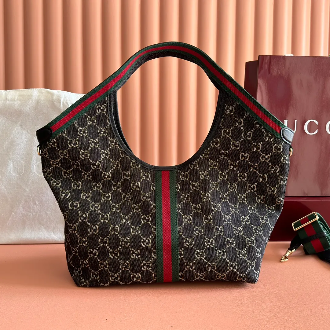 p1060. 💋💋💋"With full set of original counter packaging" [New Product] The Gucci Giglio series is newly unveiled at the Florence 2026 early spring fashion show, paying tribute to the brand's Italian roots and integrating timeless heritage and innovative spirit. This spacious tote bag is crafted in GG canvas, embellished with webbing piping and comes with a detachable clutch. Off-white and dark brown GG canvas, trimmed with red and green webbing, green cotton lining, Double G, with detachable clutch, magnetic buckle closure, model number: 853972. Dimensions: 50cm (width) x 47cm (height) x 14cm (d) Color: black cloth/black. Made in Italy