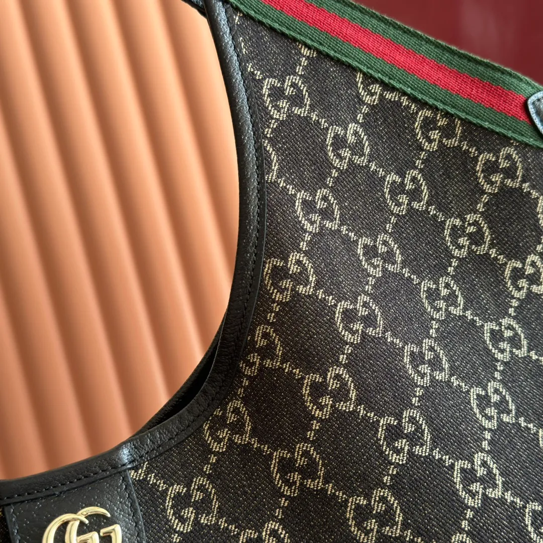 p1060. 💋💋💋"With full set of original counter packaging" [New Product] The Gucci Giglio series is newly unveiled at the Florence 2026 early spring fashion show, paying tribute to the brand's Italian roots and integrating timeless heritage and innovative spirit. This spacious tote bag is crafted in GG canvas, embellished with webbing piping and comes with a detachable clutch. Off-white and dark brown GG canvas, trimmed with red and green webbing, green cotton lining, Double G, with detachable clutch, magnetic buckle closure, model number: 853972. Dimensions: 50cm (width) x 47cm (height) x 14cm (d) Color: black cloth/black. Made in Italy