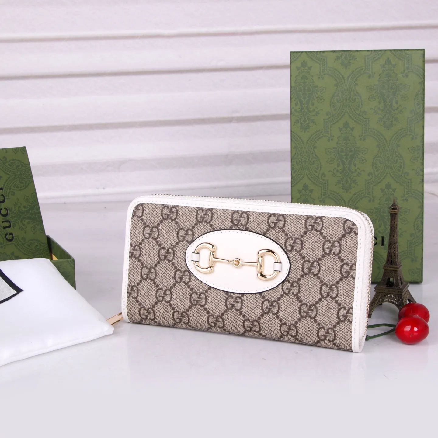 💰170 Style No.: GA012 Brand: GUCCl Color: Brown White Size: 19*10*3 Description: Newly launched Gucci made of GG Supreme high-end artificial canvas and brown leather 1955 horsebit zipper bag, this series adopts the same double ring and long strip design as the handbag. This detail is inspired by the brand’s equestrian roots. It is one of Gucci’s classic heritage and one of the brand’s most representative symbolic elements.