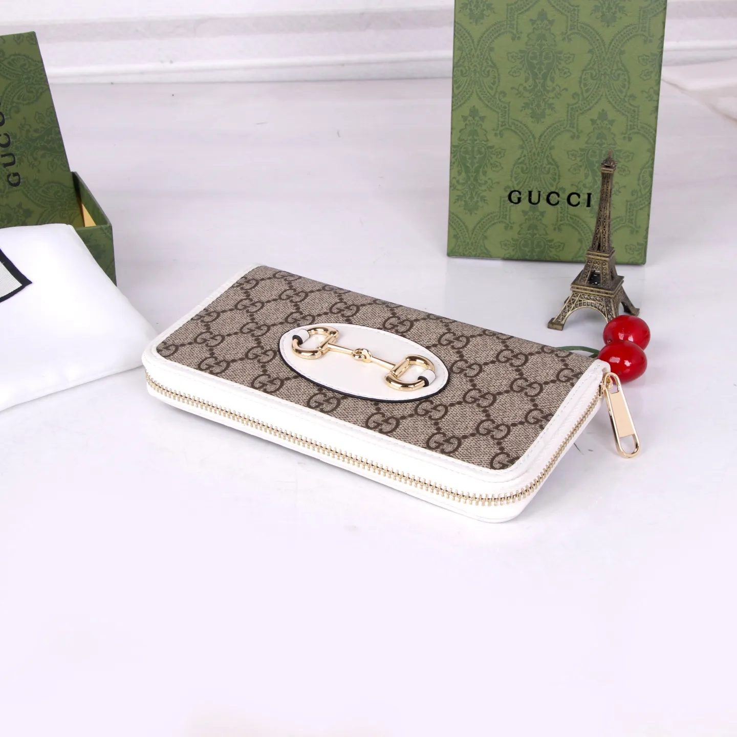 💰170 Style No.: GA012 Brand: GUCCl Color: Brown White Size: 19*10*3 Description: Newly launched Gucci made of GG Supreme high-end artificial canvas and brown leather 1955 horsebit zipper bag, this series adopts the same double ring and long strip design as the handbag. This detail is inspired by the brand’s equestrian roots. It is one of Gucci’s classic heritage and one of the brand’s most representative symbolic elements.