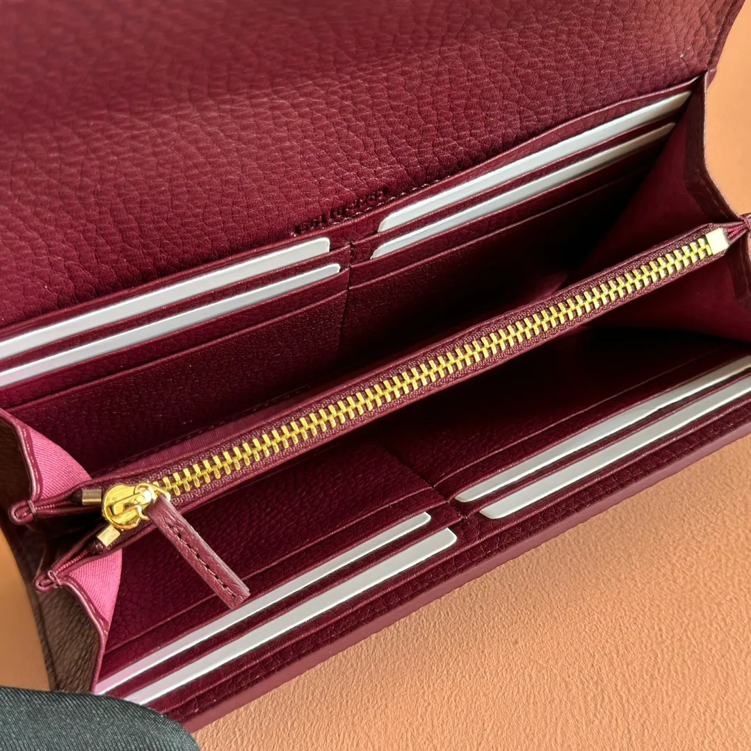 p460. 💋💋💋"With full set of original counter packaging" [New product] Full zipper wallet with small double G metal details. Exquisitely crafted from textured cow leather. Anchor red with light pink cow leather, gold metal hardware, Double G, twelve card compartments and three bill compartments, zippered coin pocket, full zipper closure, weight: approx. 0.23 kg, model number: 456116. Dimensions: 10.5cm (L) x 19cm (W) x 2cm (D) Color: Anchor Red/Black. Made in Italy
