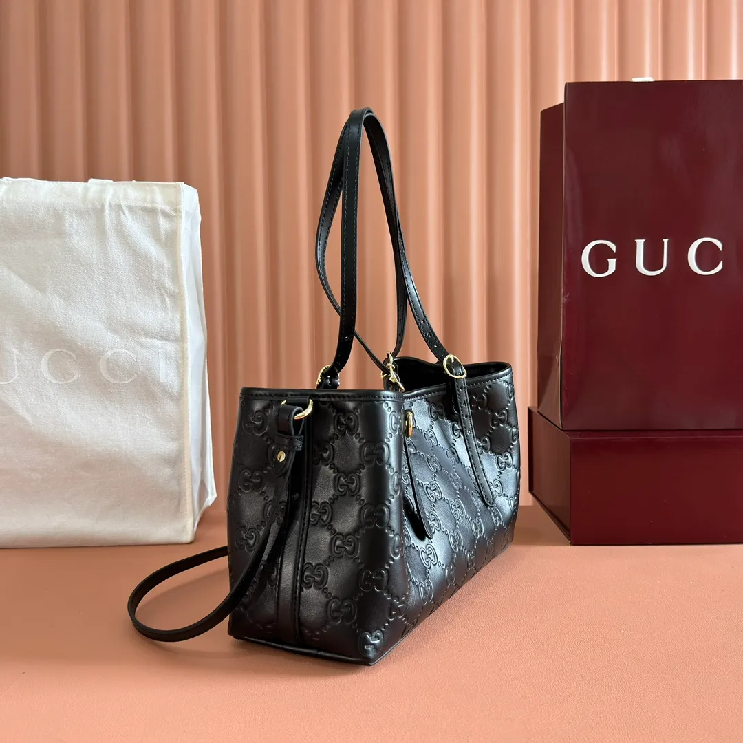 p1400. 💋💋💋Original leather configuration with full counter packaging [New product] GG Emblem series reinterprets the brand's timeless elegance and exquisite craftsmanship. Crafted in light pink, this small tote bag features adjustable handles with eyelets for an elegant look inspired by the equestrian world. Black GG Monogram coated fabric Black leather trim Light gold tone hardware Webbing cotton lining Additional D-ring for hanging removable items Adjustable handle with numbered eyelets; Height 18cm - 28cm Interior: 2 compartments and 1 central zippered compartment Adjustable leather shoulder strap (H 51.5cm - 57cm); length adjustable between 104cm and 114cm Magnetic snap closure Model: 815214. Dimensions: 30cm (width) x 18cm (height) x 11cm (depth) Weight: approx. 0.8kg Color: black pressed/original leather. Made in Italy