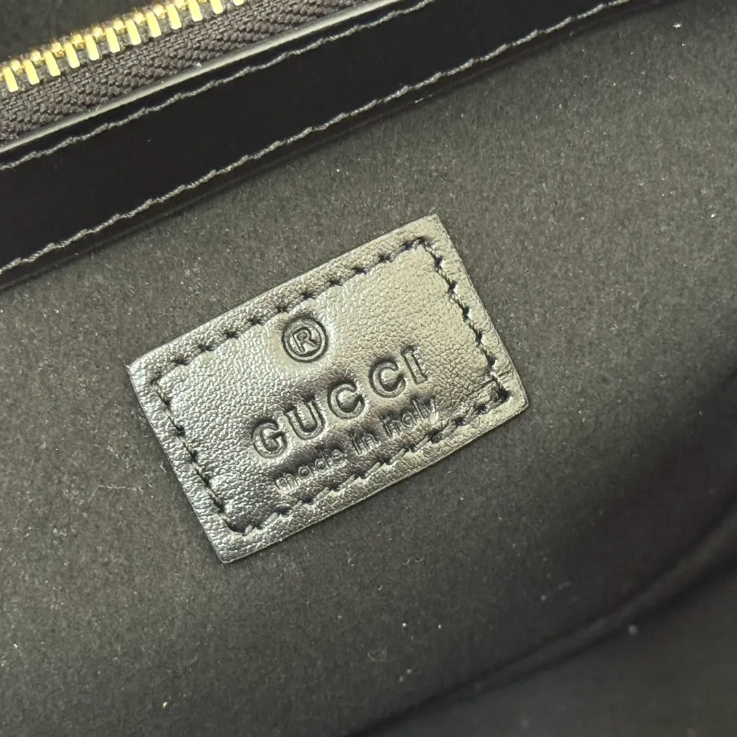 p1400. 💋💋💋Original leather configuration with full counter packaging [New product] GG Emblem series reinterprets the brand's timeless elegance and exquisite craftsmanship. Crafted in light pink, this small tote bag features adjustable handles with eyelets for an elegant look inspired by the equestrian world. Black GG Monogram coated fabric Black leather trim Light gold tone hardware Webbing cotton lining Additional D-ring for hanging removable items Adjustable handle with numbered eyelets; Height 18cm - 28cm Interior: 2 compartments and 1 central zippered compartment Adjustable leather shoulder strap (H 51.5cm - 57cm); length adjustable between 104cm and 114cm Magnetic snap closure Model: 815214. Dimensions: 30cm (width) x 18cm (height) x 11cm (depth) Weight: approx. 0.8kg Color: black pressed/original leather. Made in Italy
