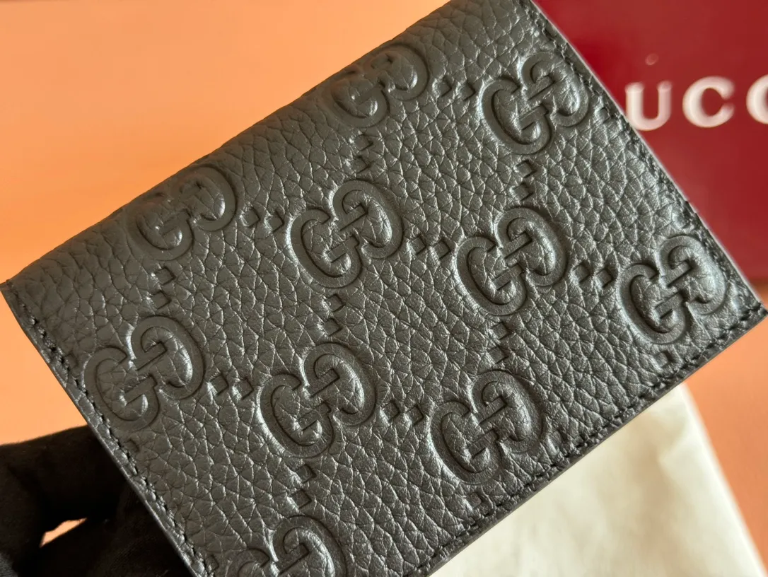 p400. 💋💋💋🔥"With full set of original green box packaging"🔥[New style] GG Emblem series super soft pink embossed/full leather wallet Model: 815901. Dimensions: 11 (length) x 9 (width) x 3cm (thickness) Color: black full leather/original leather. Made in Italy