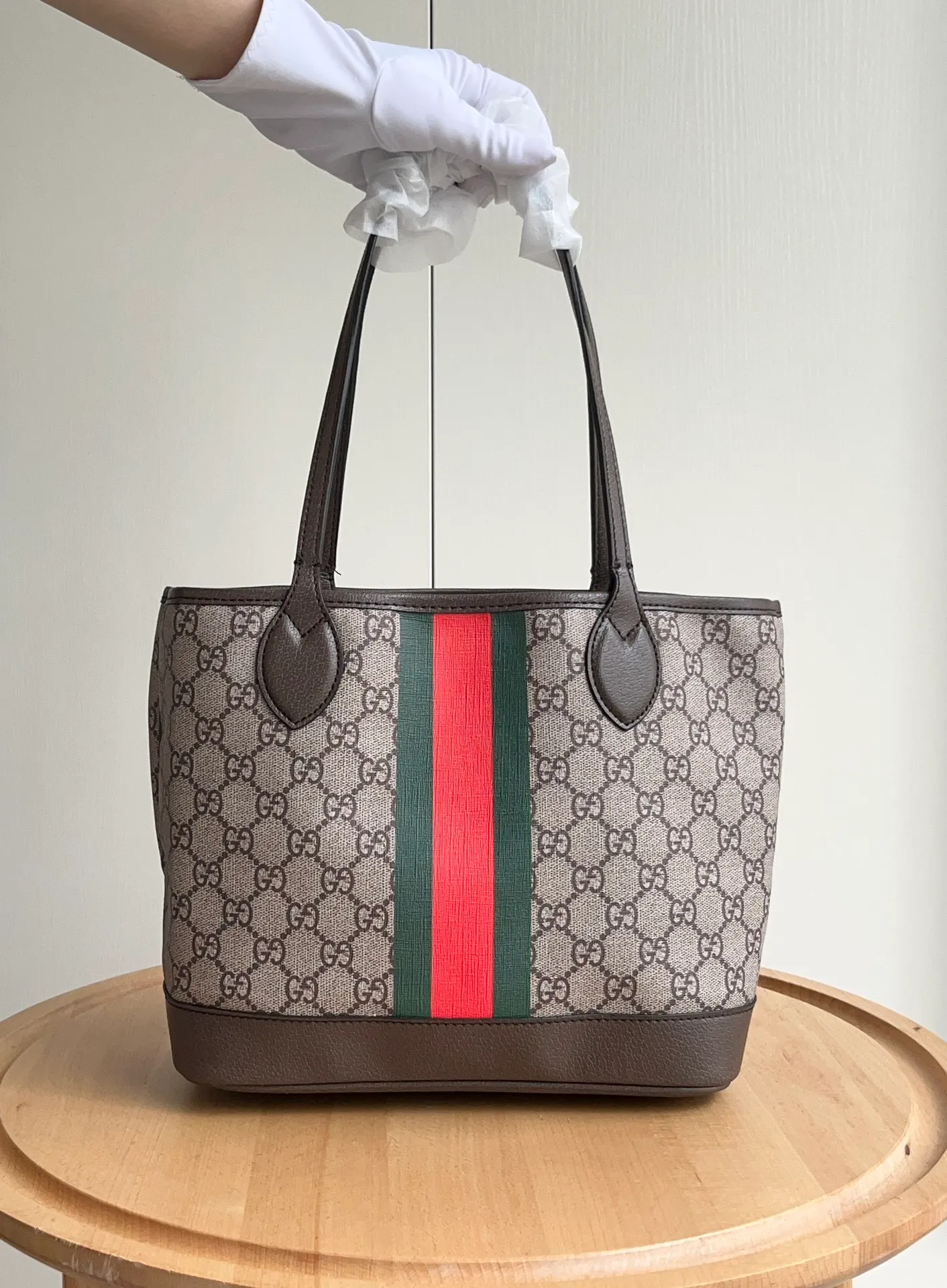 Actual shot #💰280 Style number: 726762 coffee Size: 26✖️22✖️12 Gucci small tote bag ophidia series! Sisters who have been carrying children's bags before but are too embarrassed to carry them, just close your eyes and rush to this one. The adult version of the mini tote bag 🥹 is perfect for spring and summer. It can also be used as a mommy bag ~ It is very convenient to hang a stroller for walking upstairs and downstairs! !