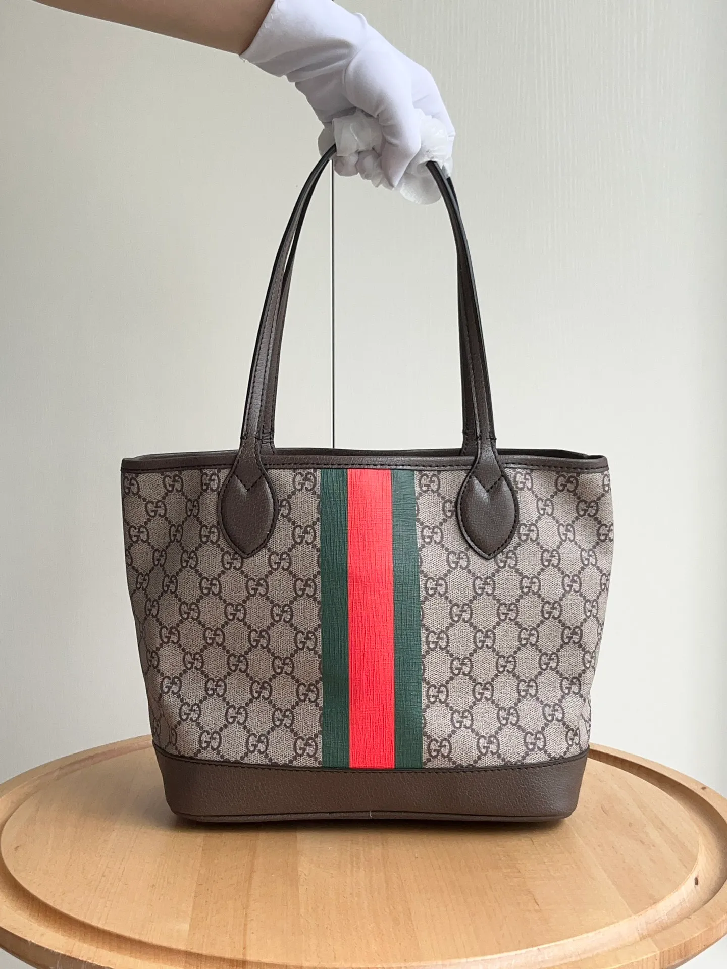 Actual shot #💰280 Style number: 726762 coffee Size: 26✖️22✖️12 Gucci small tote bag ophidia series! Sisters who have been carrying children's bags before but are too embarrassed to carry them, just close your eyes and rush to this one. The adult version of the mini tote bag 🥹 is perfect for spring and summer. It can also be used as a mommy bag ~ It is very convenient to hang a stroller for walking upstairs and downstairs! !