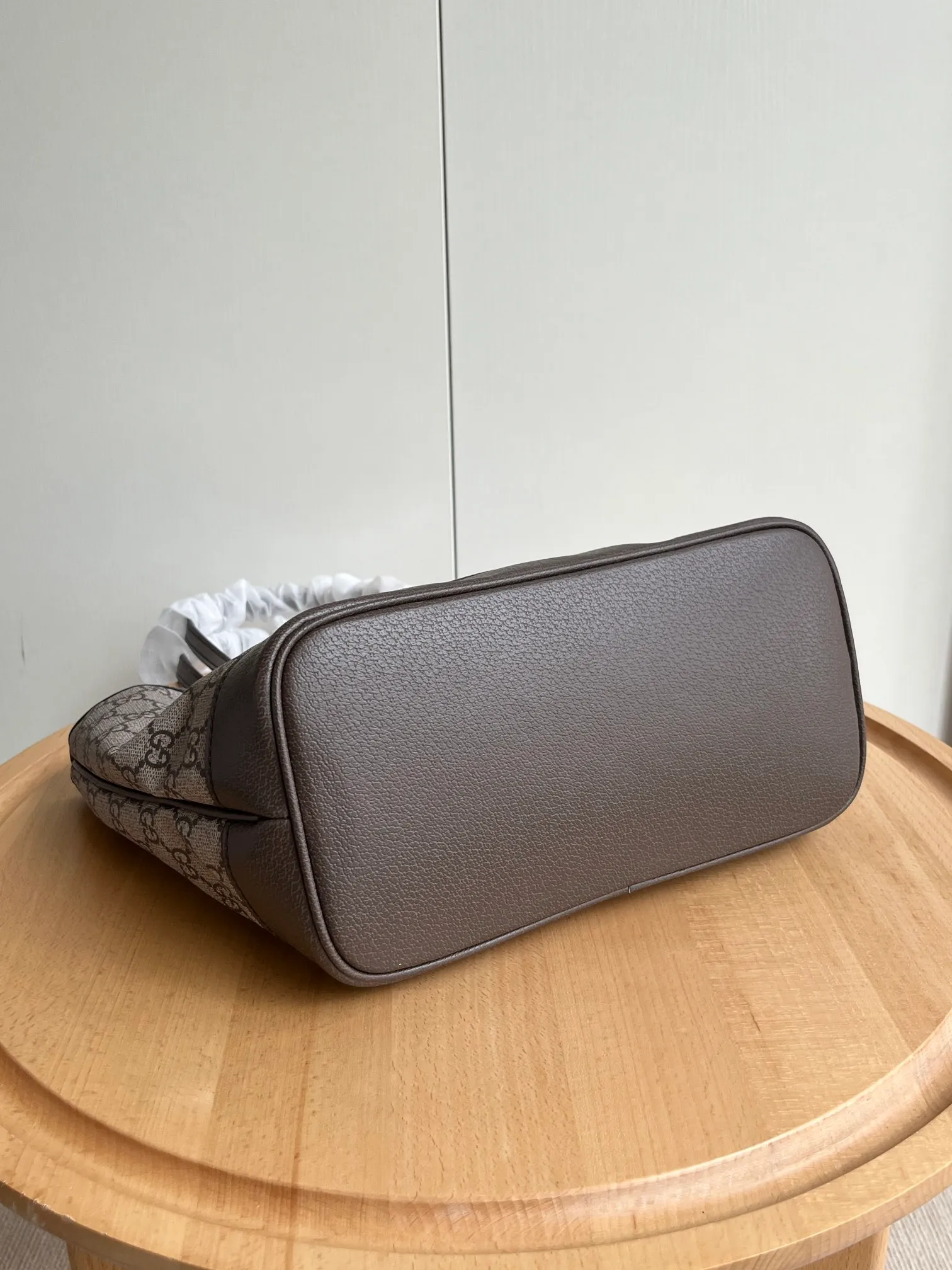 Actual shot #💰280 Style number: 726762 coffee Size: 26✖️22✖️12 Gucci small tote bag ophidia series! Sisters who have been carrying children's bags before but are too embarrassed to carry them, just close your eyes and rush to this one. The adult version of the mini tote bag 🥹 is perfect for spring and summer. It can also be used as a mommy bag ~ It is very convenient to hang a stroller for walking upstairs and downstairs! !