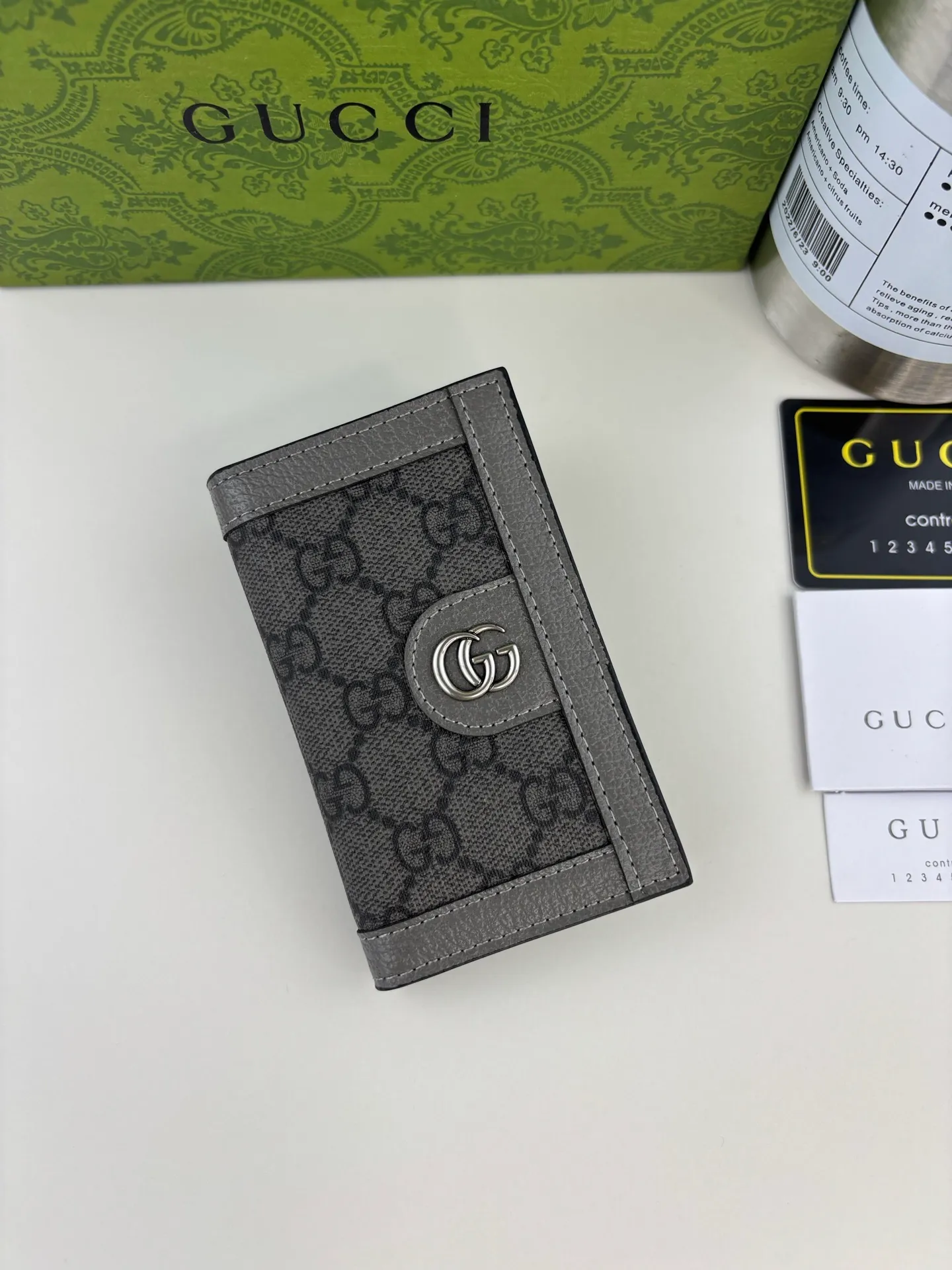 💰110 GUCCl Ophidia series short clip, the GG logo evolved from the Gucci diamond pattern that appeared in the 1930s, and has since become the traditional essence of Gucci. This new Ophidia series card holder uses this recognizable pattern on gray material. Double G hardware completes the look, in gray GG Supreme canvas with gray leather piping and palladium tone hardware, Double G. Style No.: 734943 Size: 7.5cm x 12cm Color: Gray
