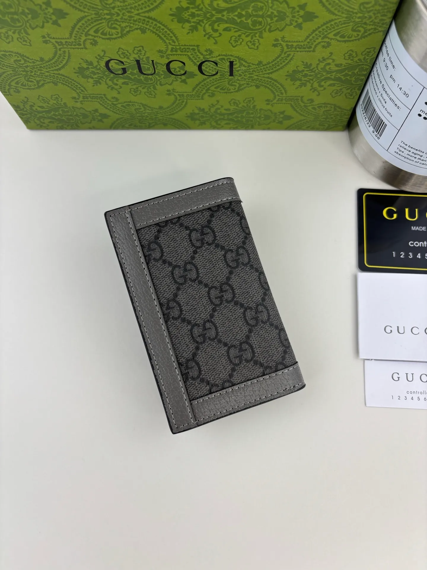 💰110 GUCCl Ophidia series short clip, the GG logo evolved from the Gucci diamond pattern that appeared in the 1930s, and has since become the traditional essence of Gucci. This new Ophidia series card holder uses this recognizable pattern on gray material. Double G hardware completes the look, in gray GG Supreme canvas with gray leather piping and palladium tone hardware, Double G. Style No.: 734943 Size: 7.5cm x 12cm Color: Gray