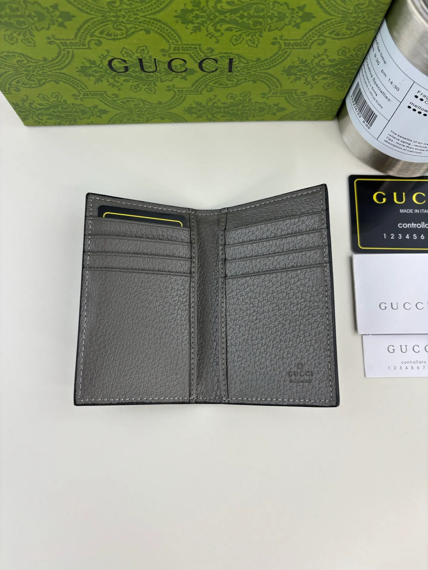 💰110 GUCCl Ophidia series short clip, the GG logo evolved from the Gucci diamond pattern that appeared in the 1930s, and has since become the traditional essence of Gucci. This new Ophidia series card holder uses this recognizable pattern on gray material. Double G hardware completes the look, in gray GG Supreme canvas with gray leather piping and palladium tone hardware, Double G. Style No.: 734943 Size: 7.5cm x 12cm Color: Gray