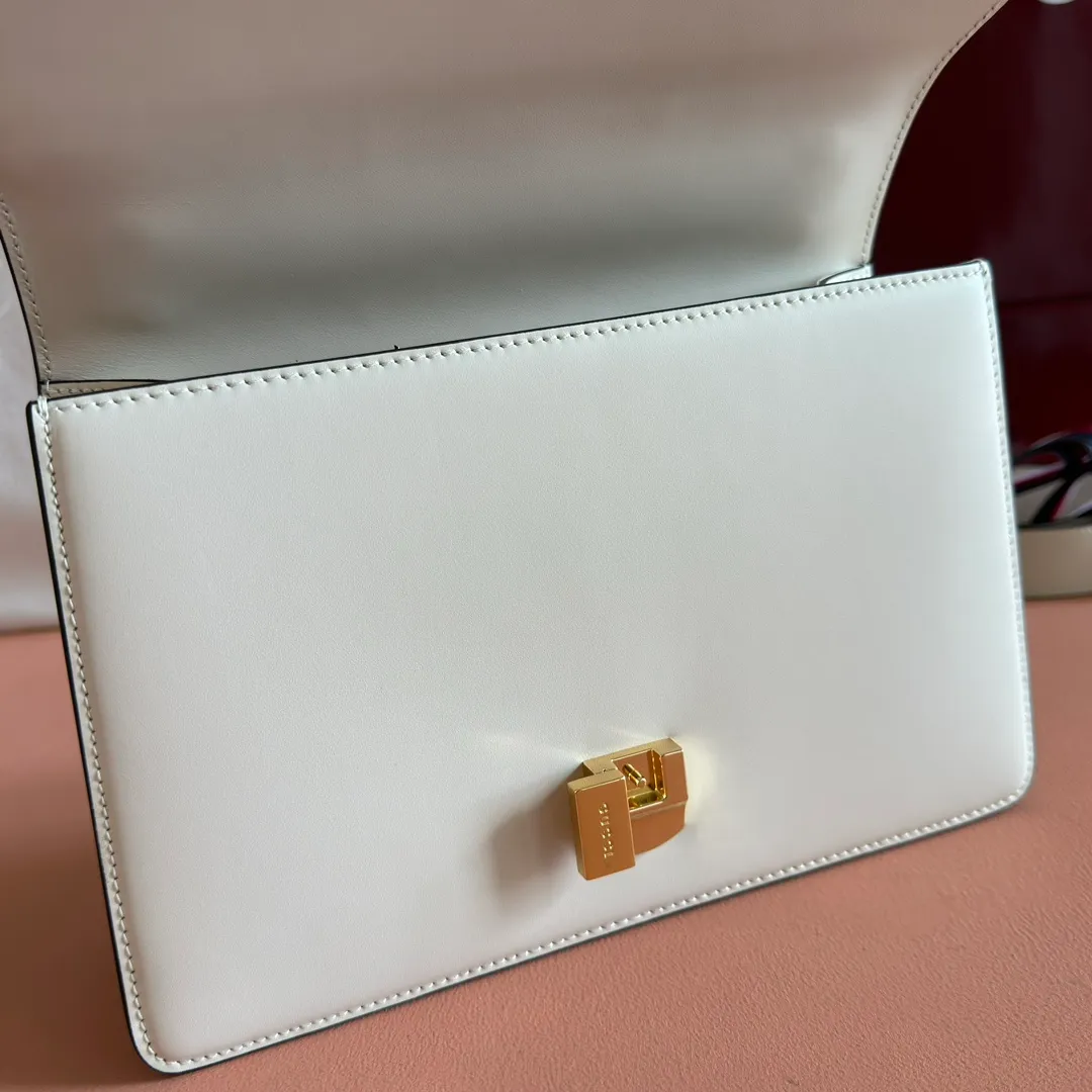 p1360. 💋💋💋【Original leather with complete packaging】‼ G Home 👉New style. The market's top exclusive goods control, special/counter quality 💯Using imported cowhide, original hardware! Exquisite workmanship. 💯Exclusive physical photos📷👉The quality can be seen in the picture👄👄😘😘. Style number: 421882. Dimensions: width 25.5*height 17*side width 8. color white